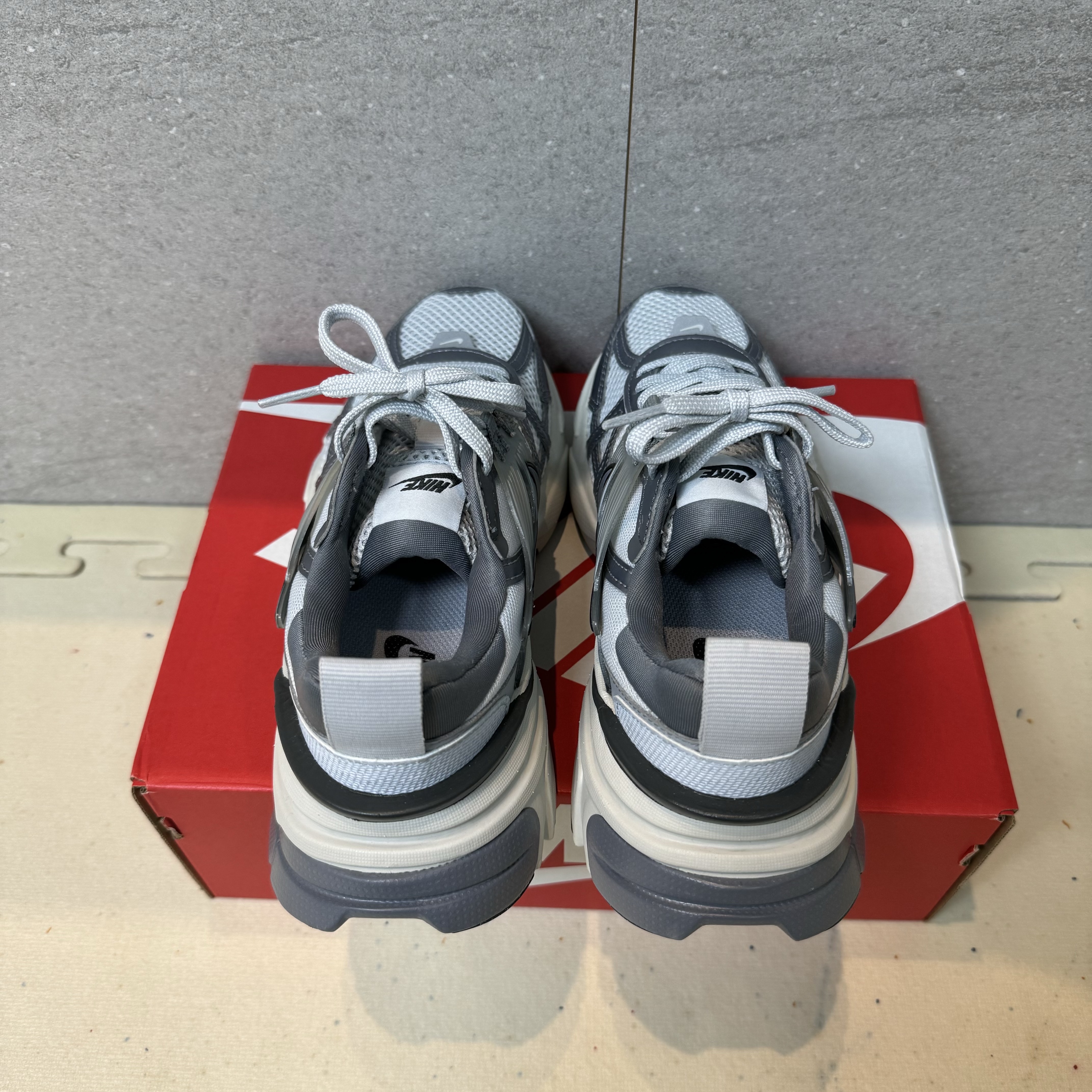 Nike V2K Run Pure Platinum Wolf Grey 착용 스타일 - 6