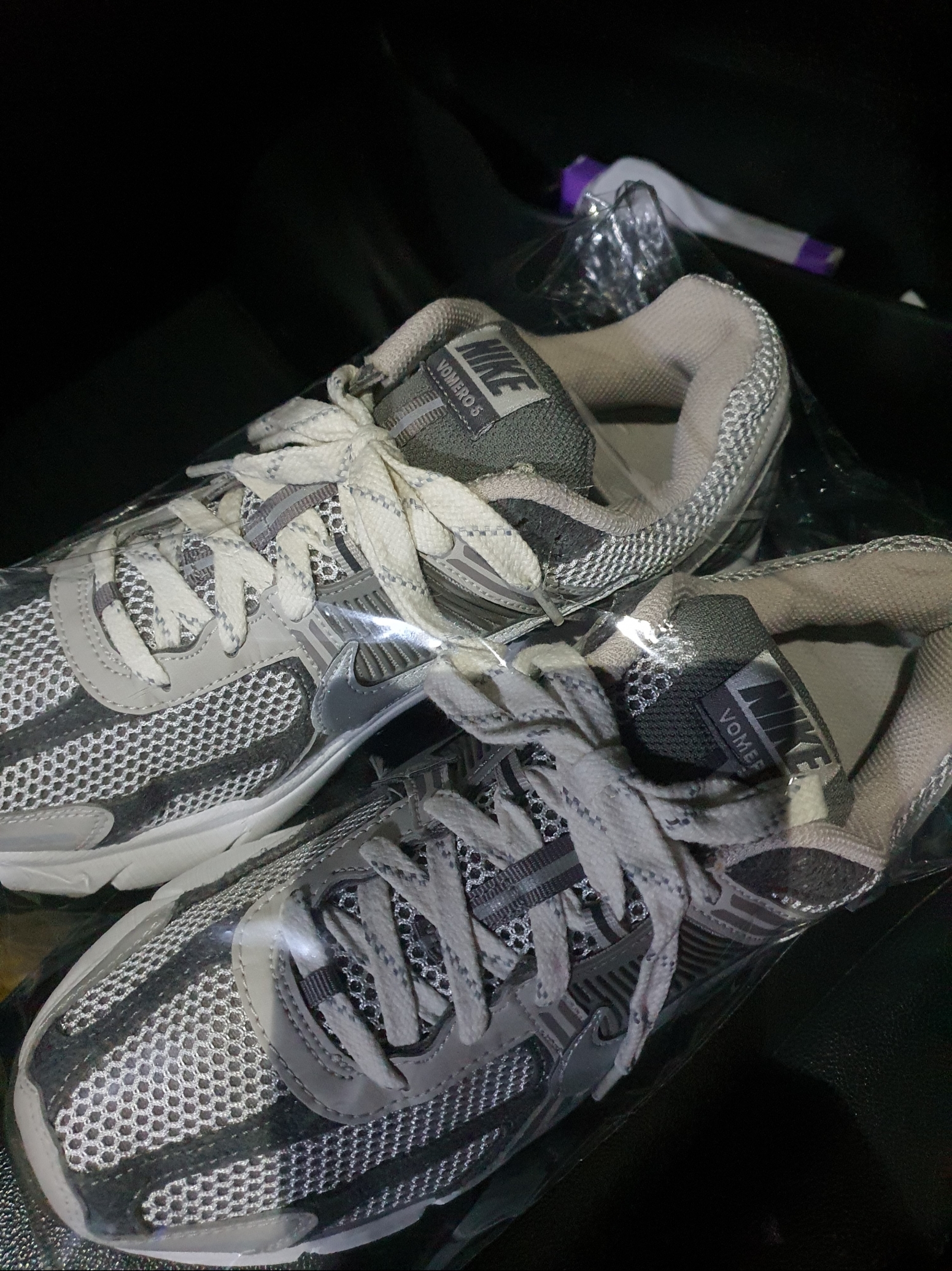 Nike Zoom Vomero 5 PRM Light Iron Ore and Flat Fewter 착용 스타일