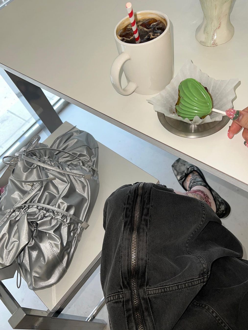 For Appeal String Ribbon Large Hobo Bag Silver, For Appeal String Ribbon Large Hobo Bag Glossy Black 착용 스타일