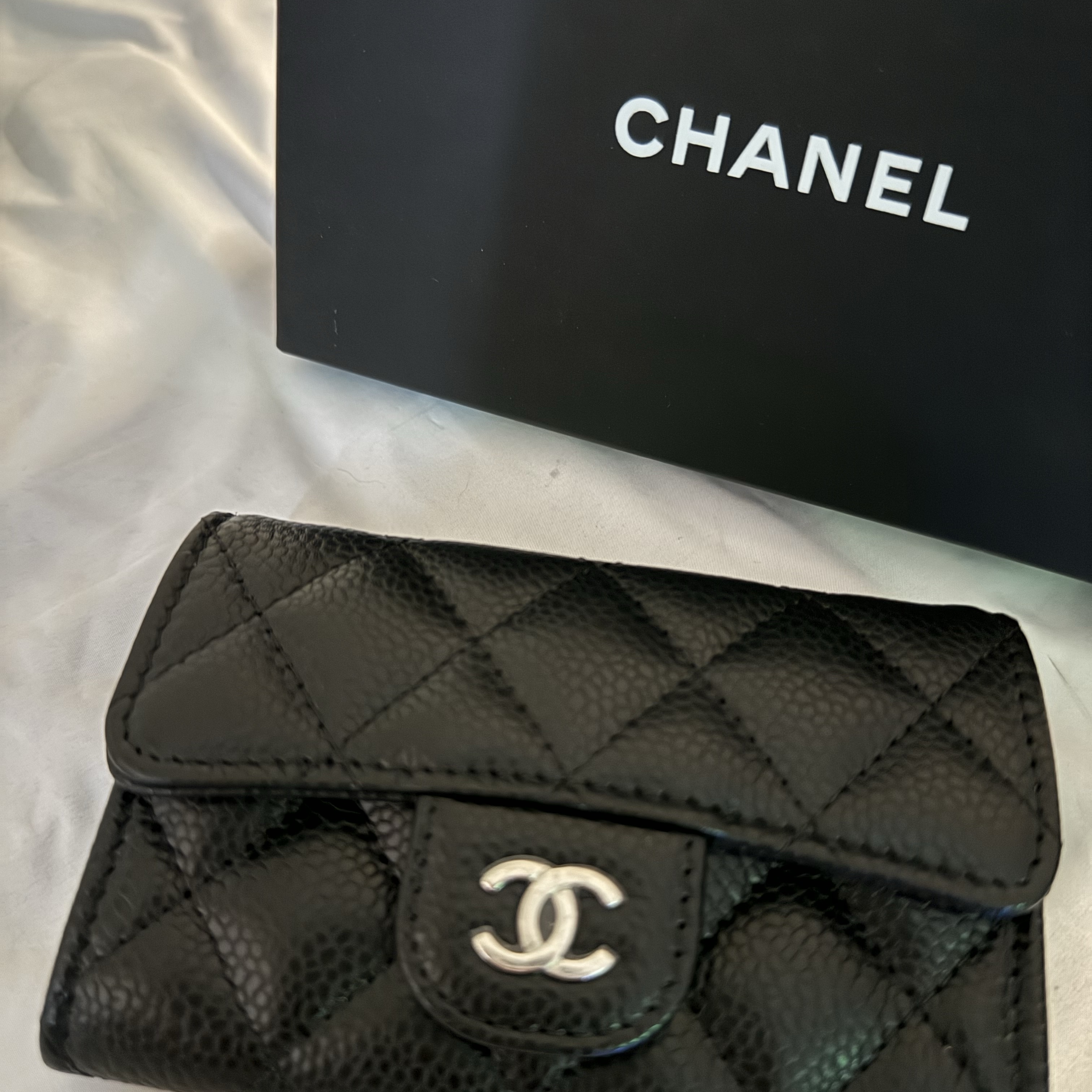 Chanel Classic Card Holder Grained Calfskin & Silver Black 착용 스타일
