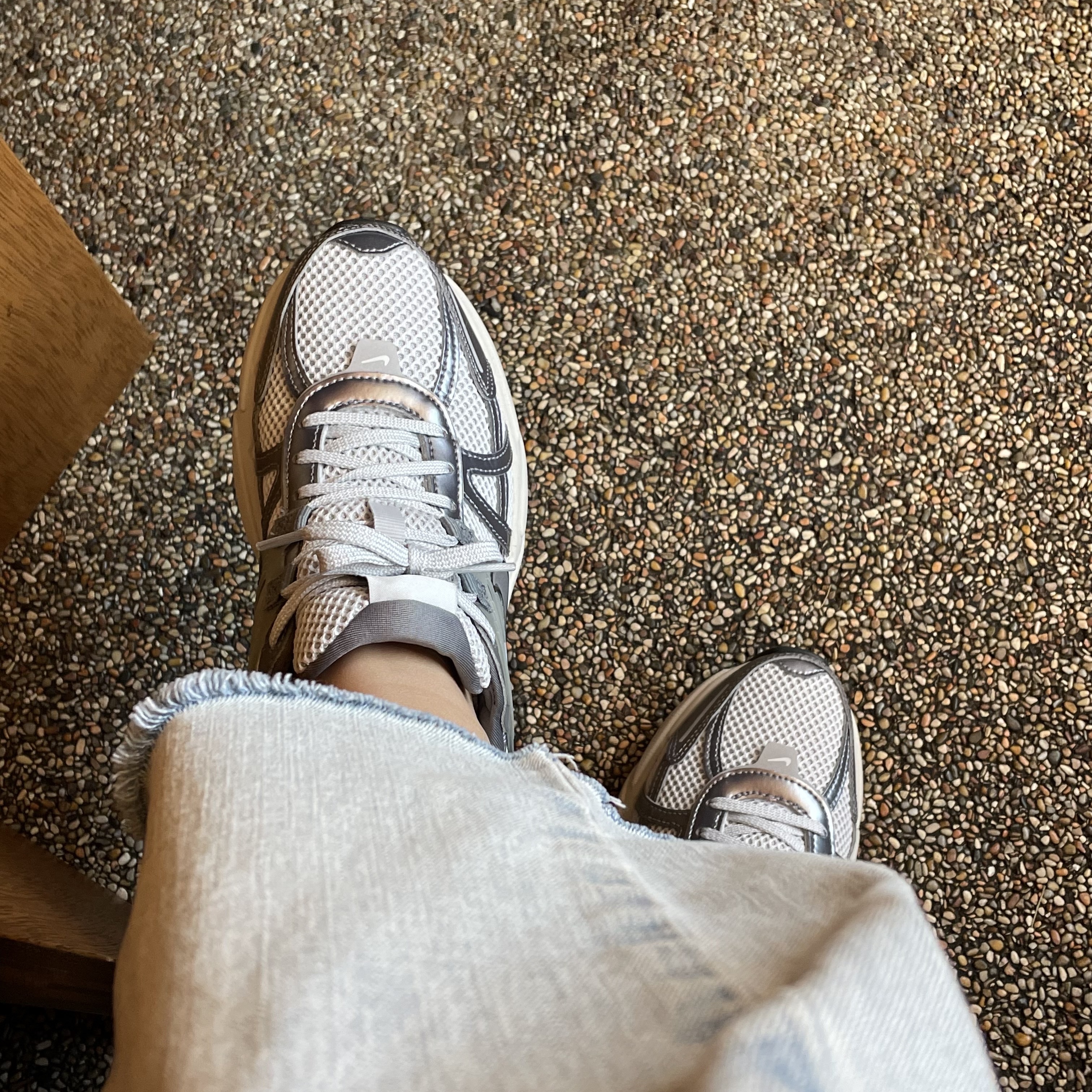 Nike V2K Run Pure Platinum Wolf Grey 착용 스타일 - 2