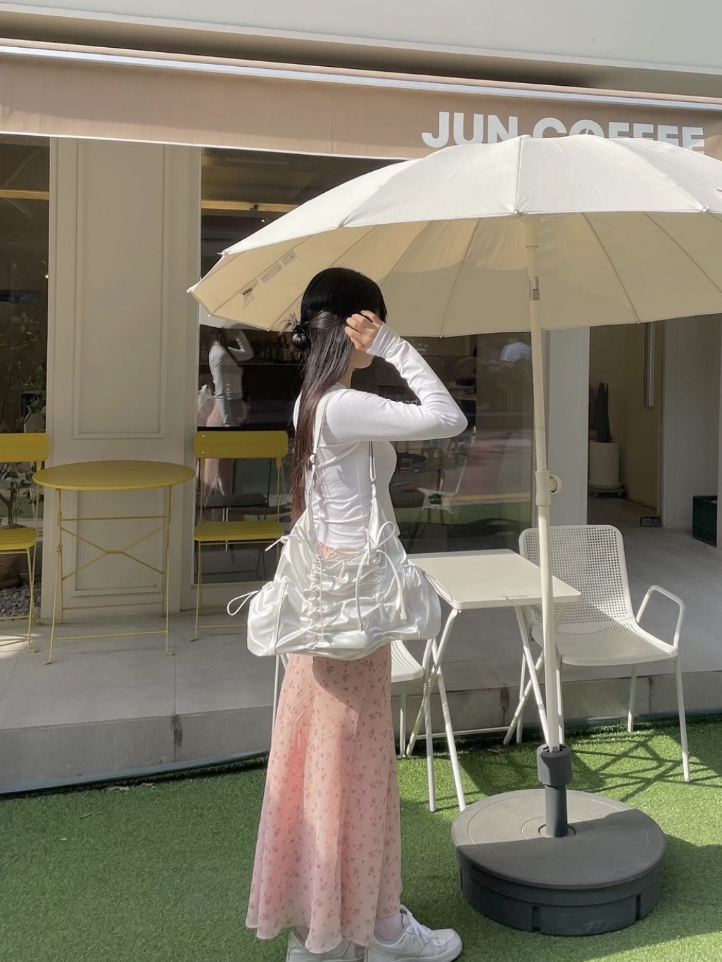 For Appeal String Ribbon Large Hobo Bag Silver, For Appeal String Ribbon Large Hobo Bag Glossy White 착용 스타일