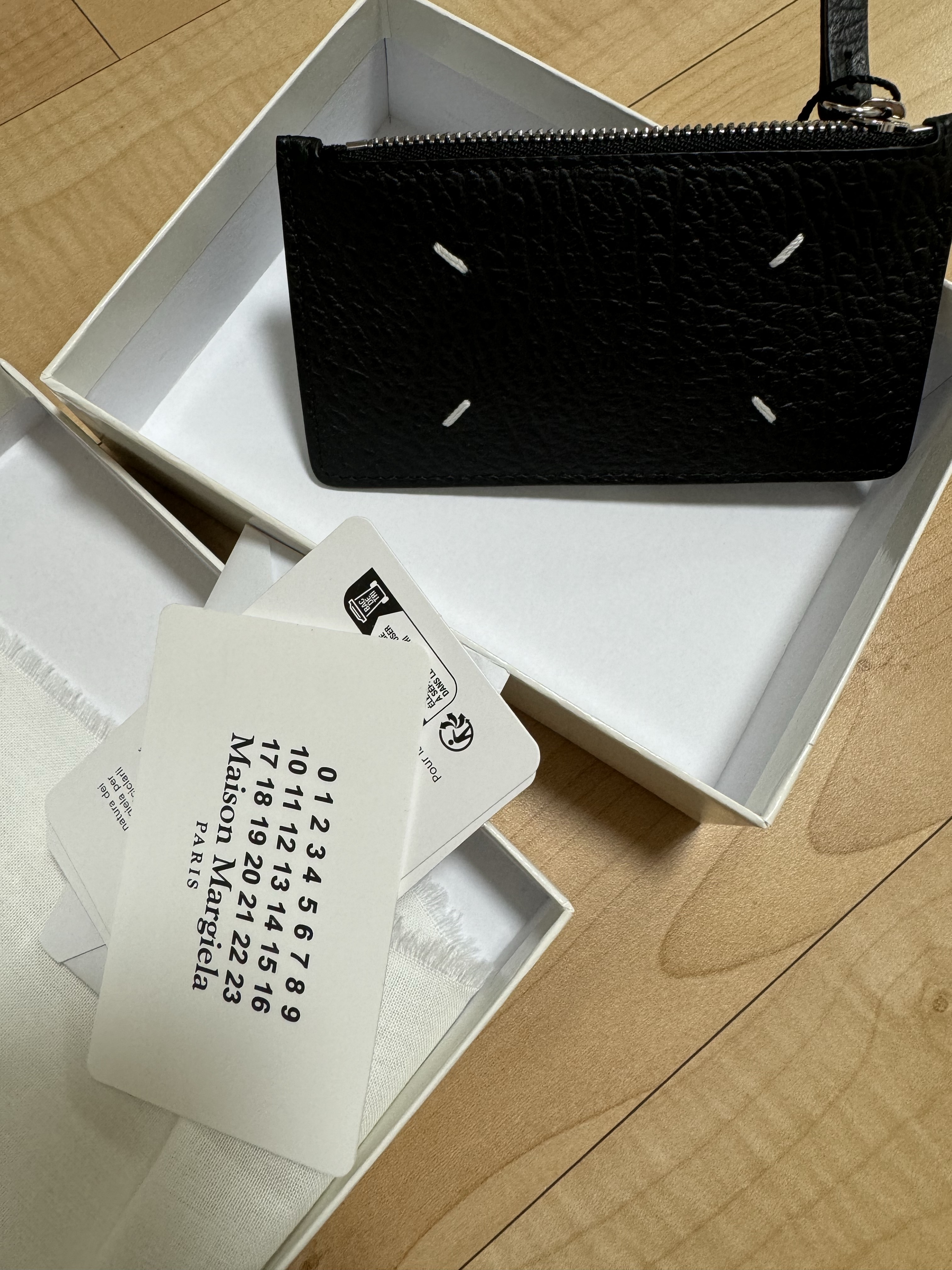 Maison Margiela Stitch Leather Zipped Card Holder Black 착용 스타일