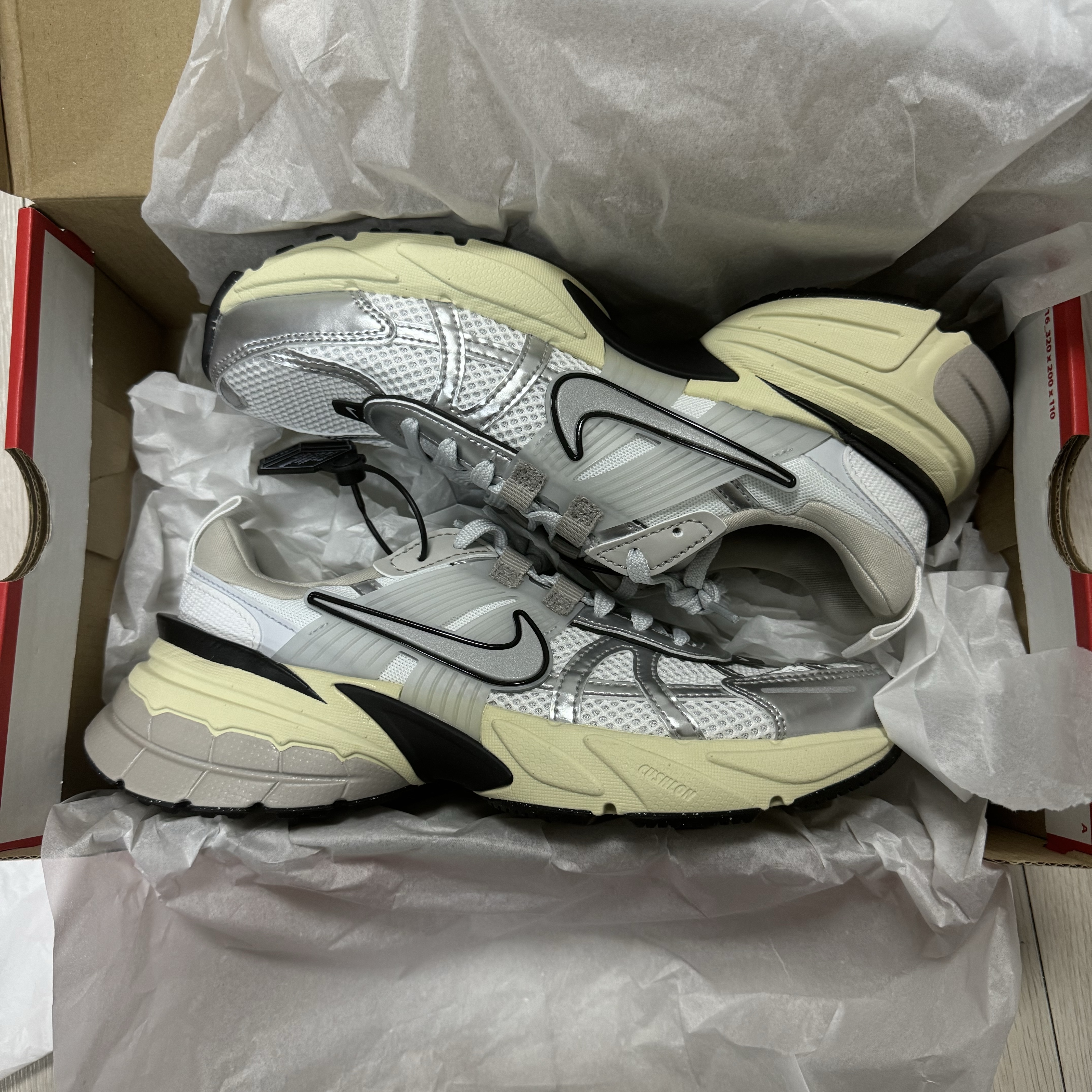 Nike V2K Run Summit White Metallic Silver 착용 스타일 - 2