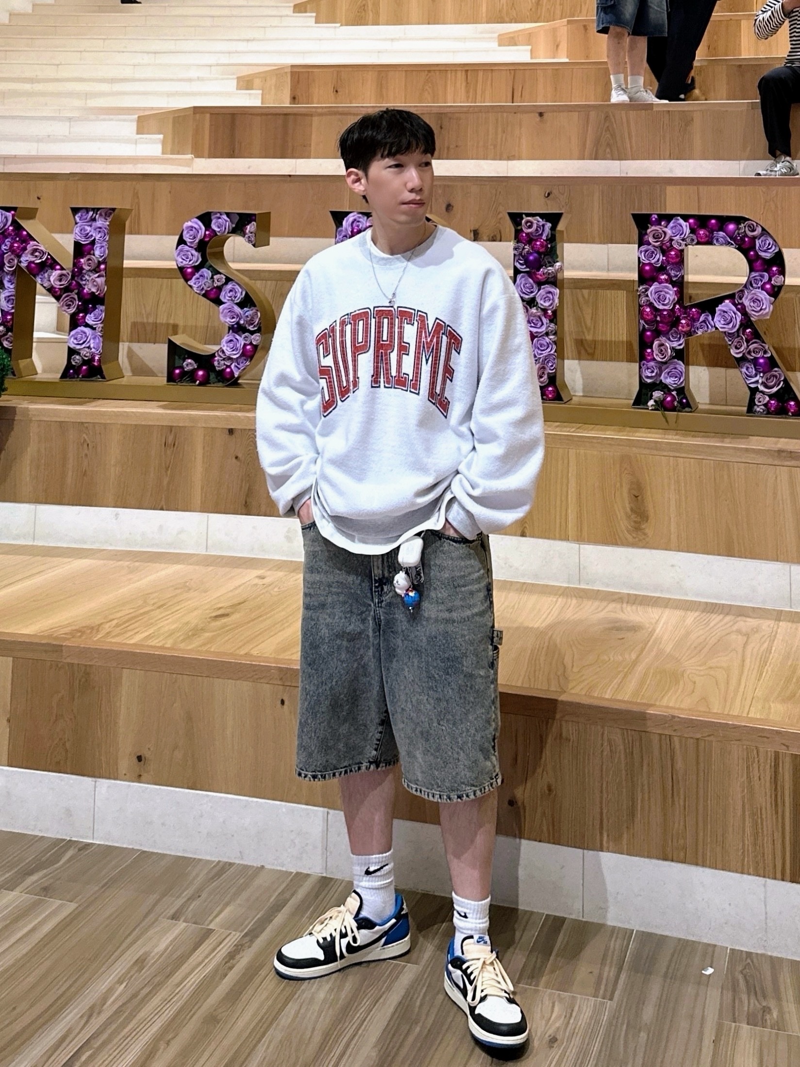 Supreme Inside Out Crewneck Ash Grey - 23FW, Jordan 1 x Travis Scott x Fragment Retro Low OG SP Military Blue 착용 스타일
