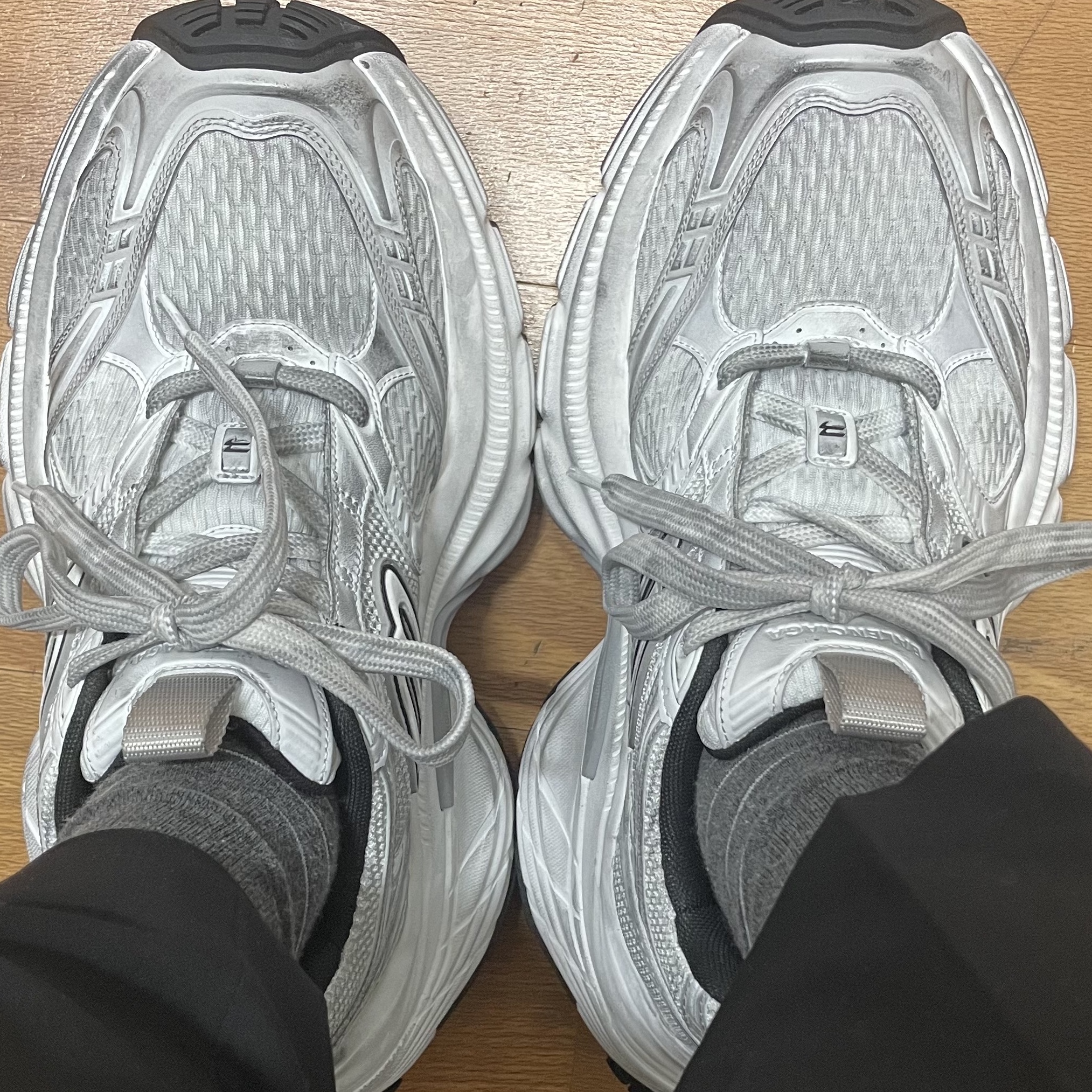 Balenciaga 10XL Sneakers White Grey Silver Black 착용 스타일 - 3