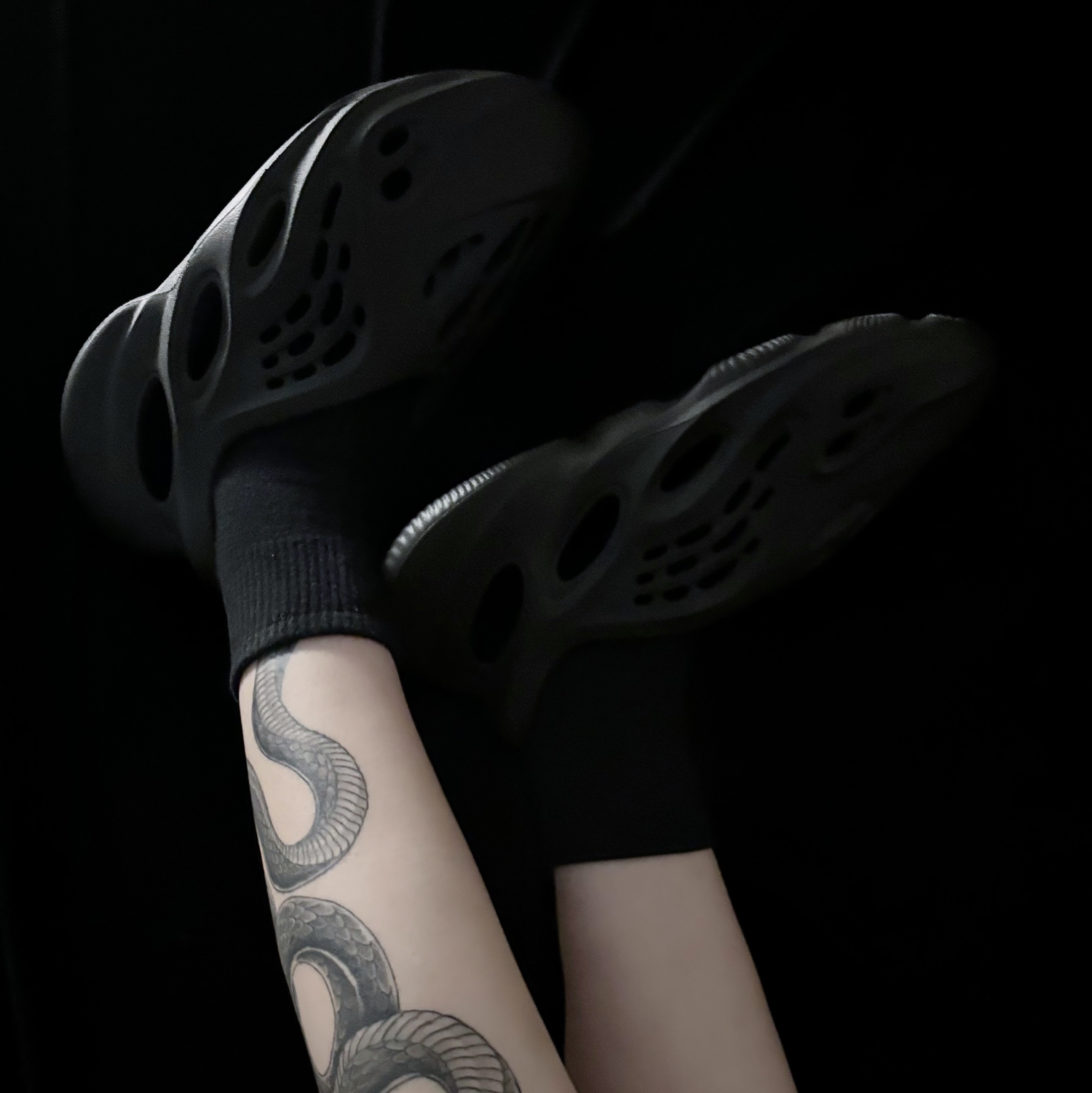 Adidas Yeezy Foam RNNR Carbon 착용 스타일
