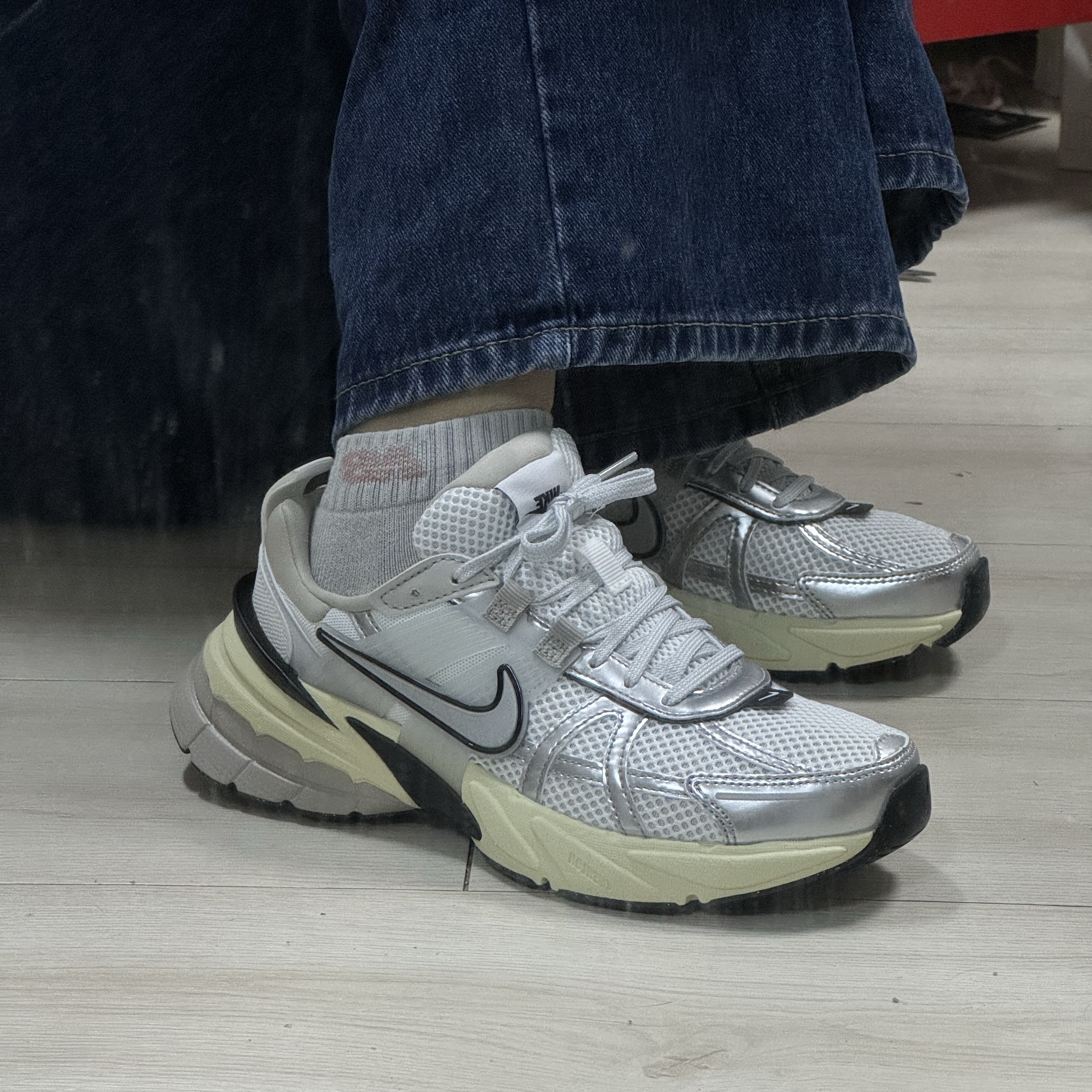 Nike V2K Run Summit White Metallic Silver 착용 스타일 - 1