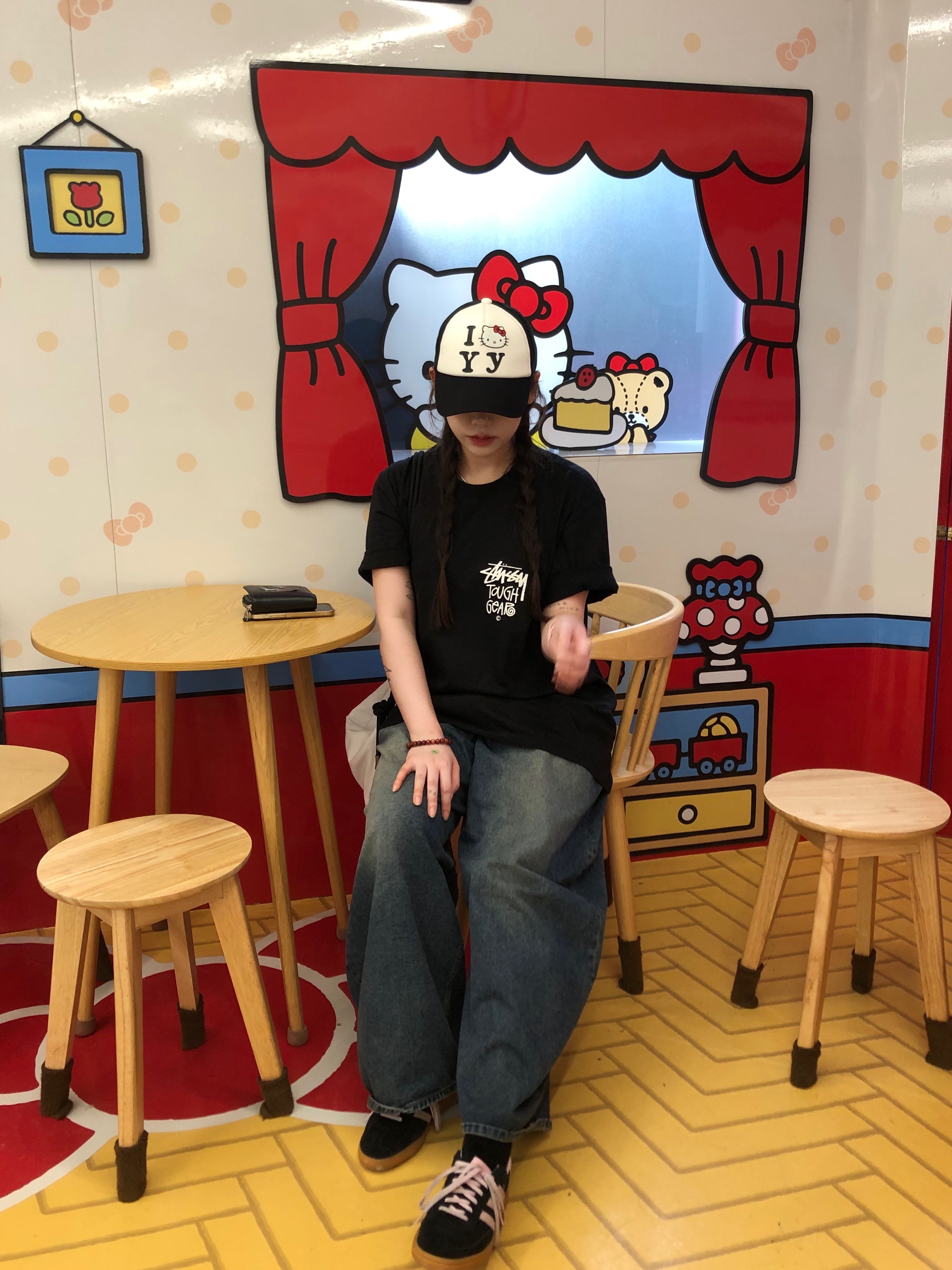 Stussy Tough Gear T-Shirt Black, Open Yy x Hello Kitty Trucker Cap Black 착용 스타일 - 2