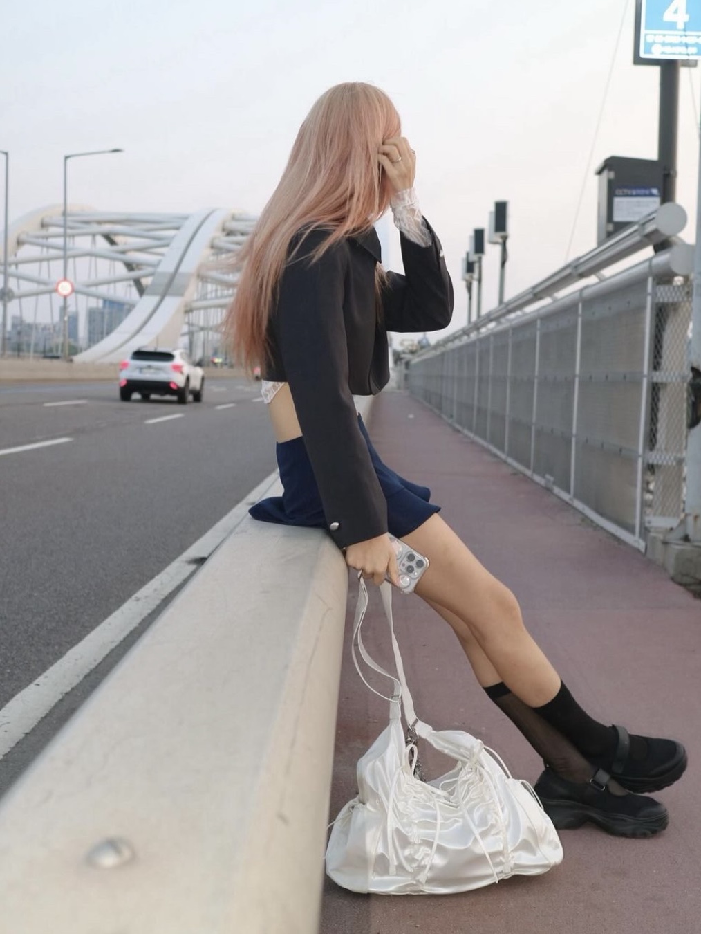 For Appeal String Ribbon Large Hobo Bag Silver, For Appeal String Ribbon Large Hobo Bag Glossy White 착용 스타일