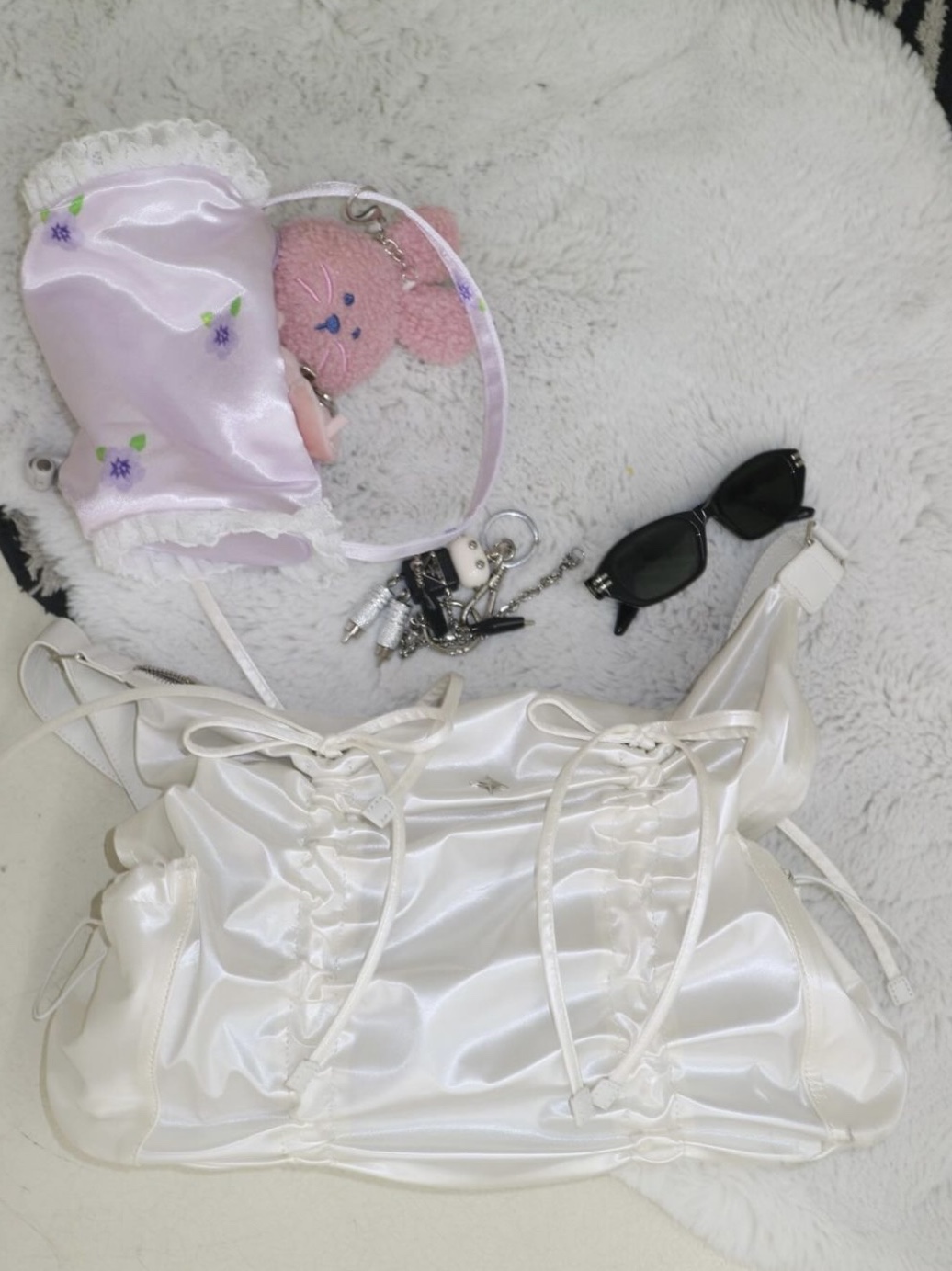 For Appeal String Ribbon Large Hobo Bag Glossy White, For Appeal String Ribbon Large Hobo Bag Silver 착용 스타일