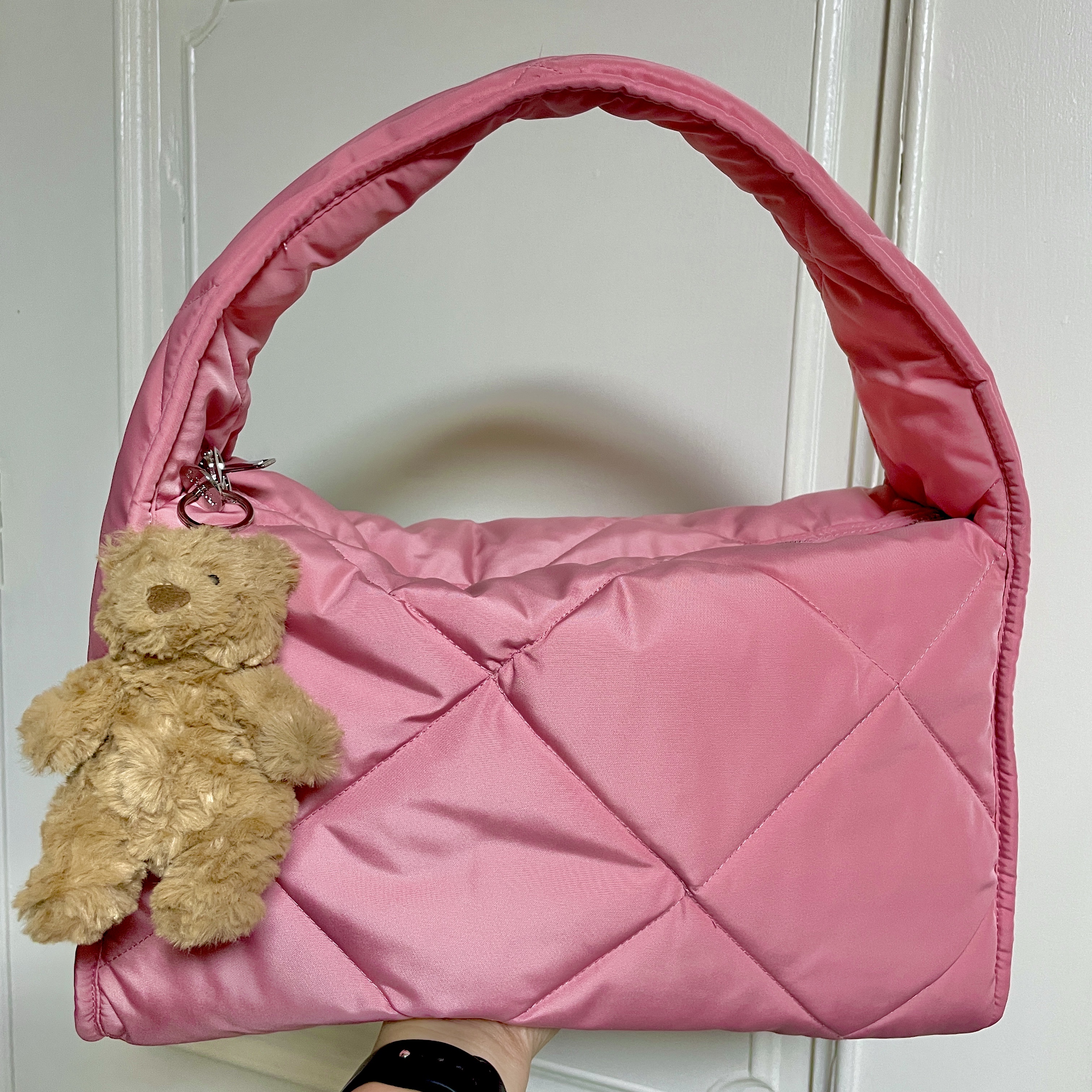 COS Diamond Quilted Shoulder Bag Mist Powder, Jellycat Bartholomew Bear Bag Charm Brown 착용 스타일