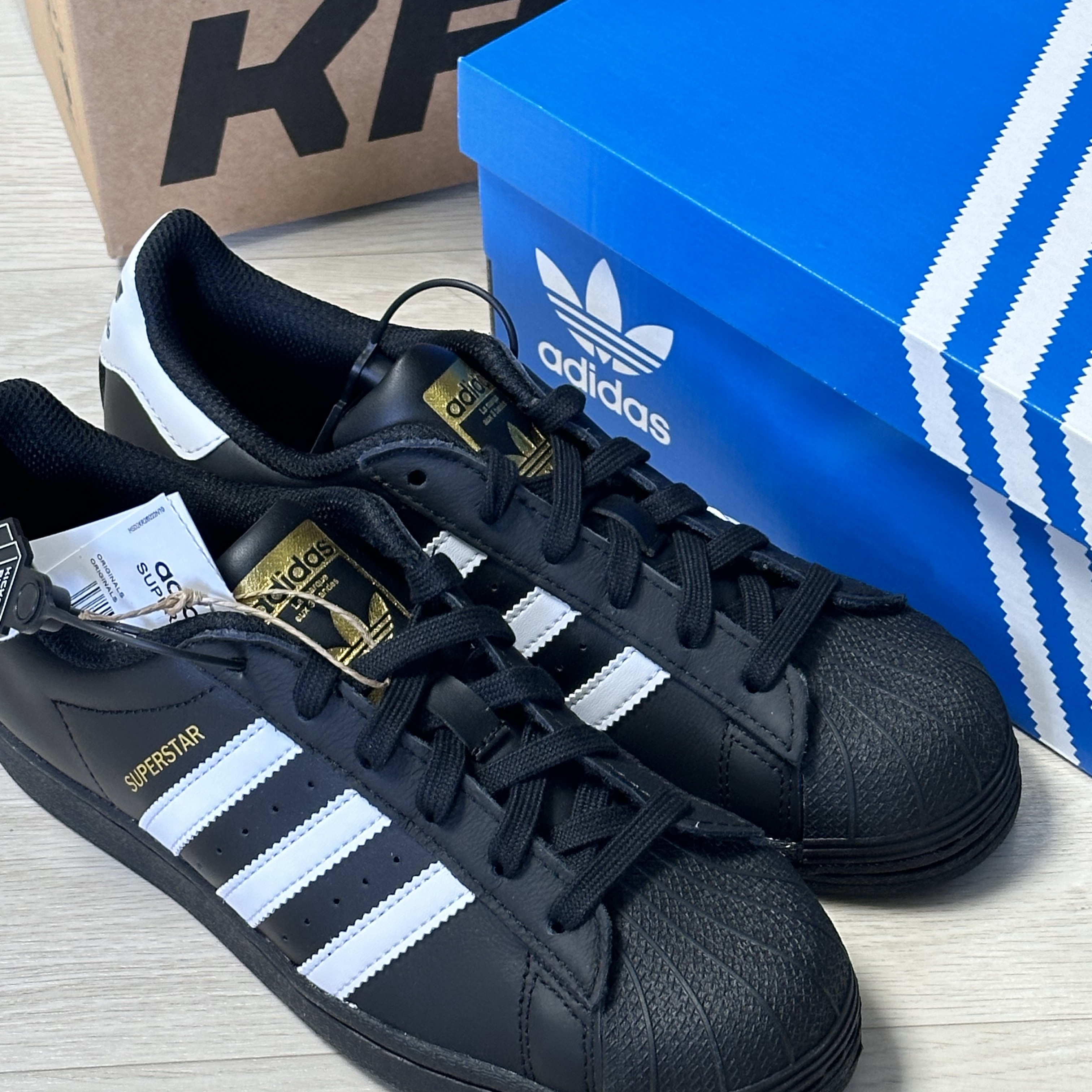 (J) Adidas Superstar Black White 착용 스타일