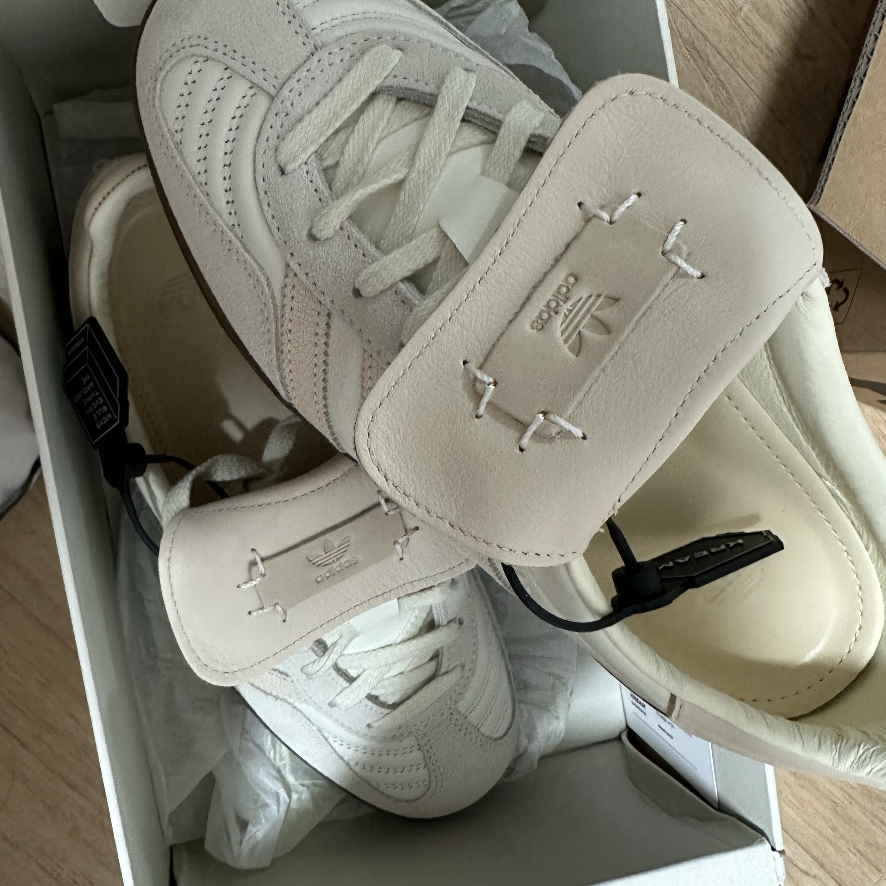 Adidas x Foot Industry Gazelle Indoor Off White Sand Strata 착용 스타일 - 3