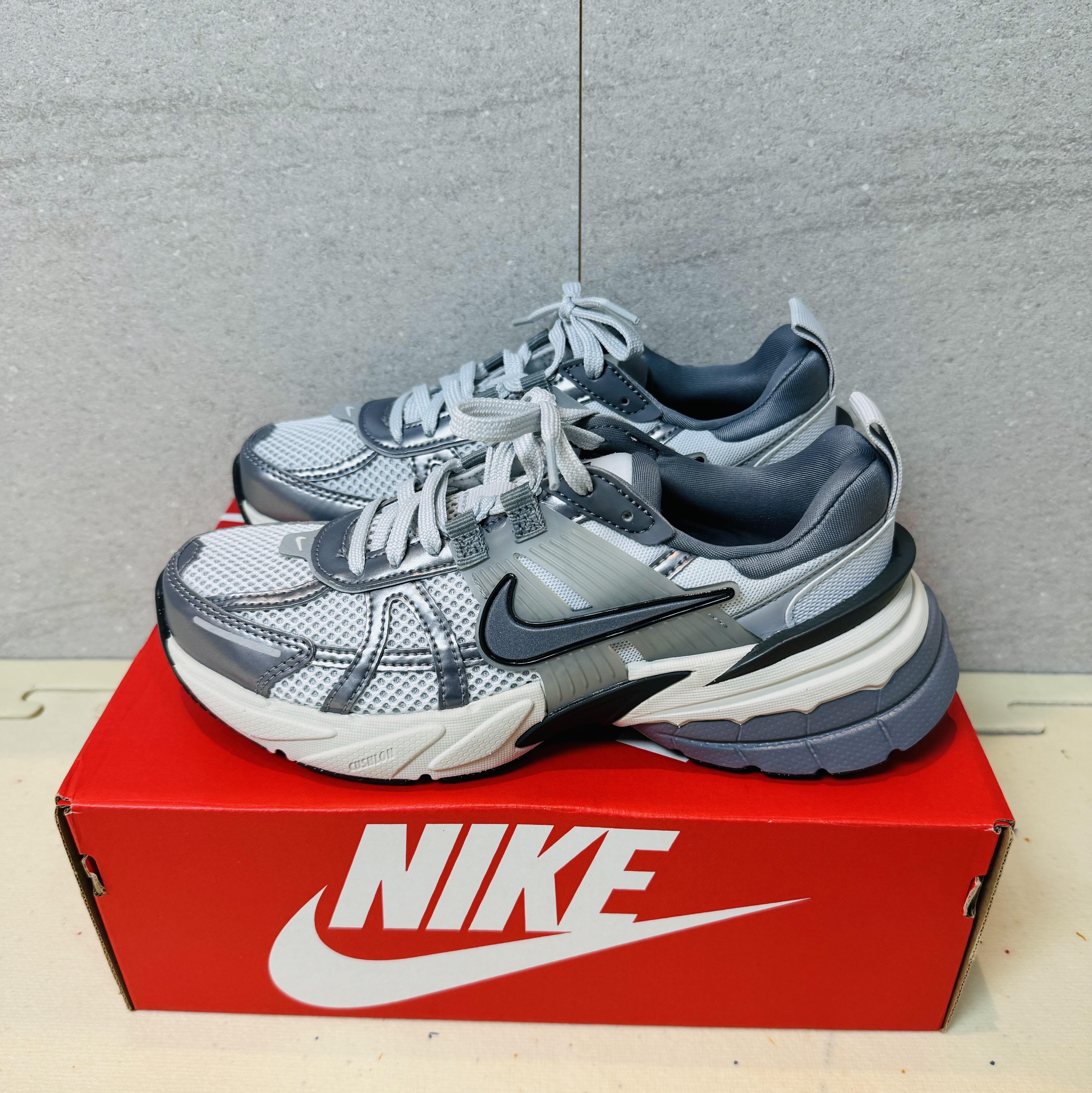 Nike V2K Run Pure Platinum Wolf Grey 착용 스타일 - 4