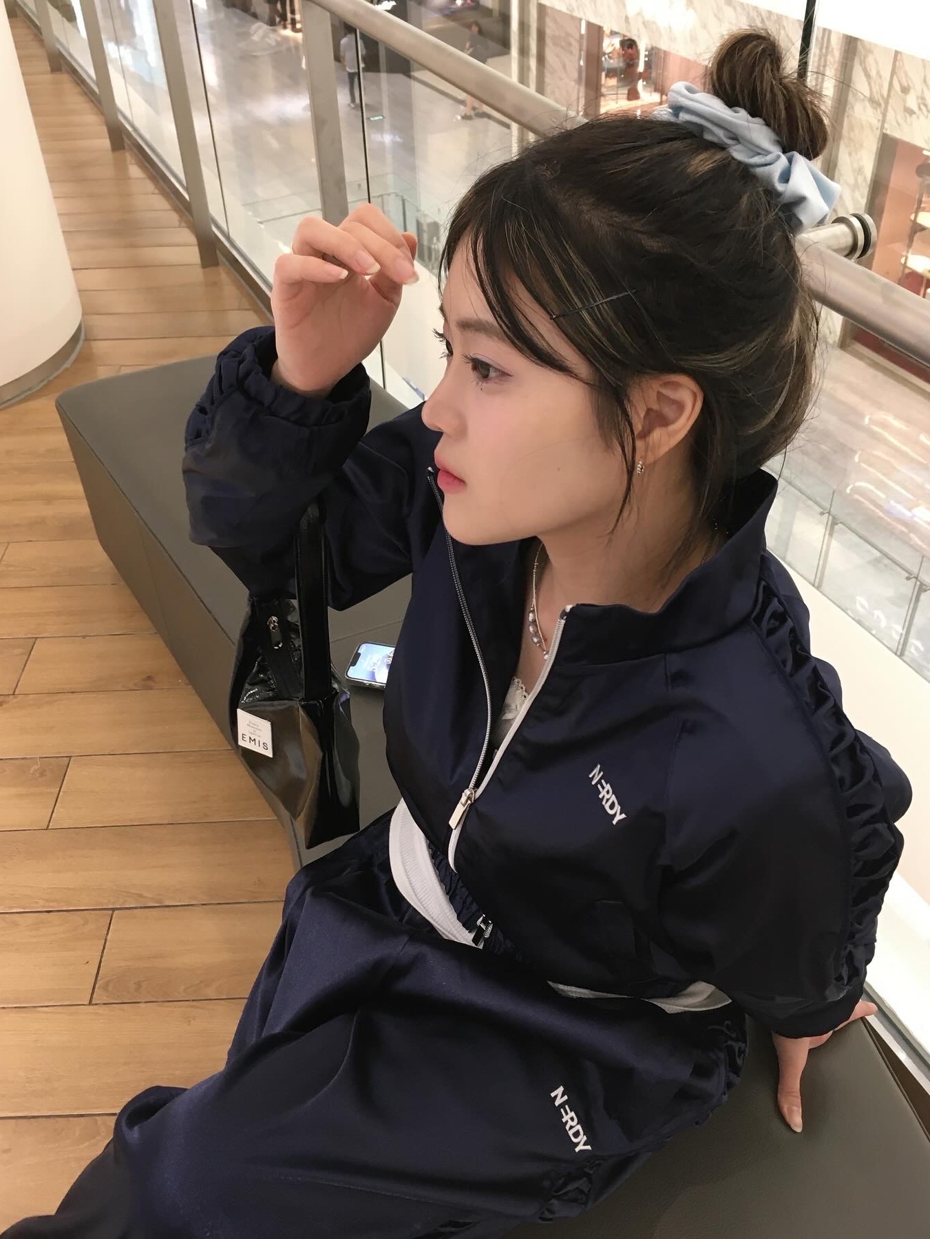Emis New Enamel Hobo Bag Black, Nike Air Force 1 '07 Low White 착용 스타일 - 3