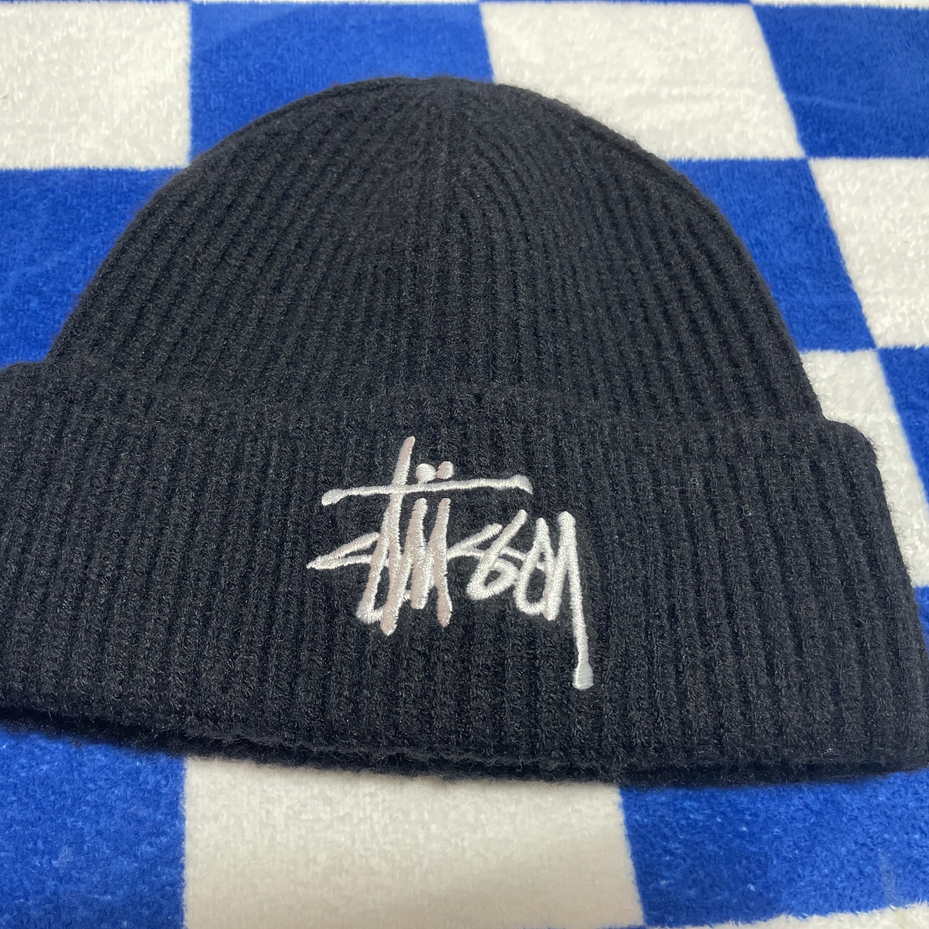 Stussy Stock Cuff Beanie Black 착용 스타일