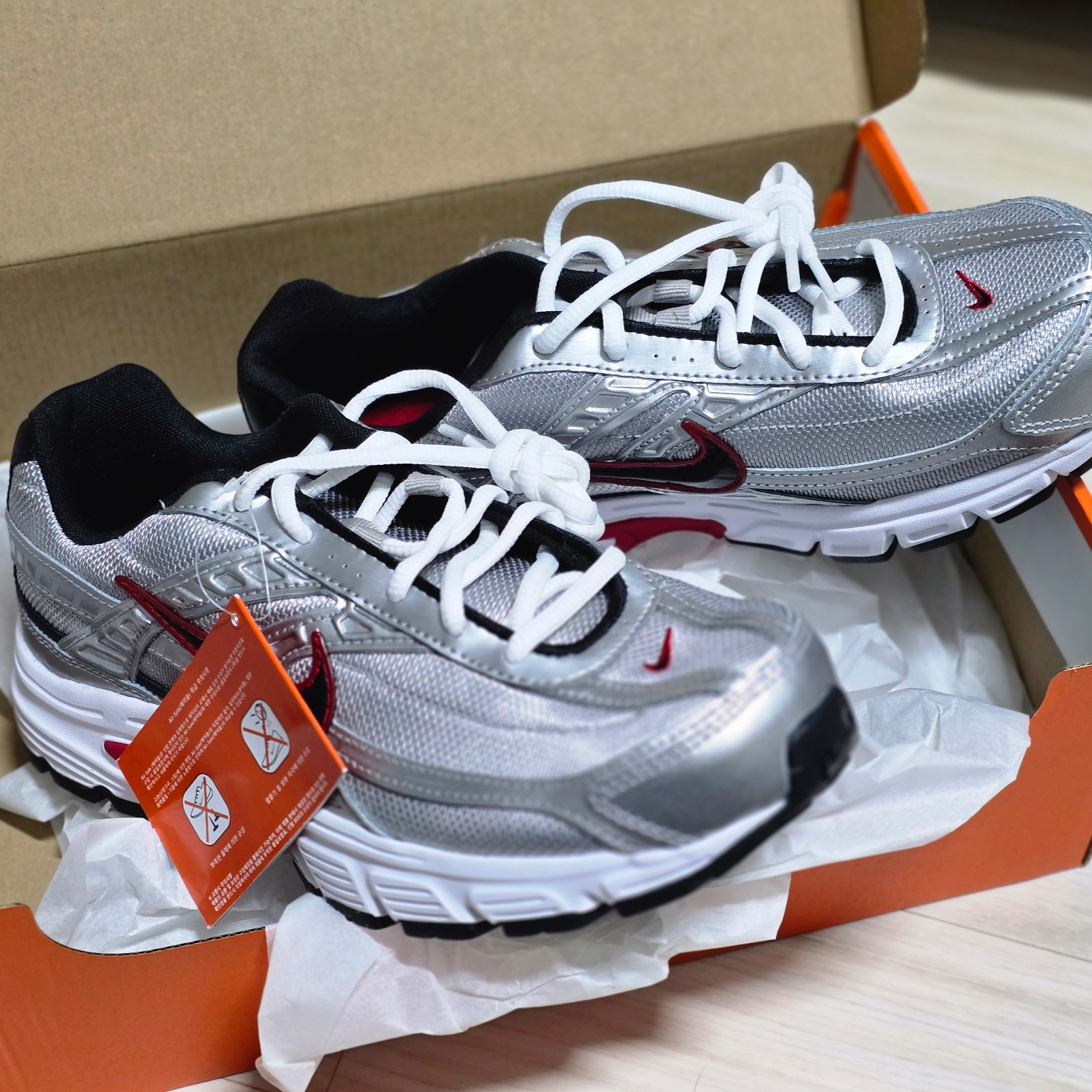 Nike Initiator Metallic Silver Black 착용 스타일 - 3