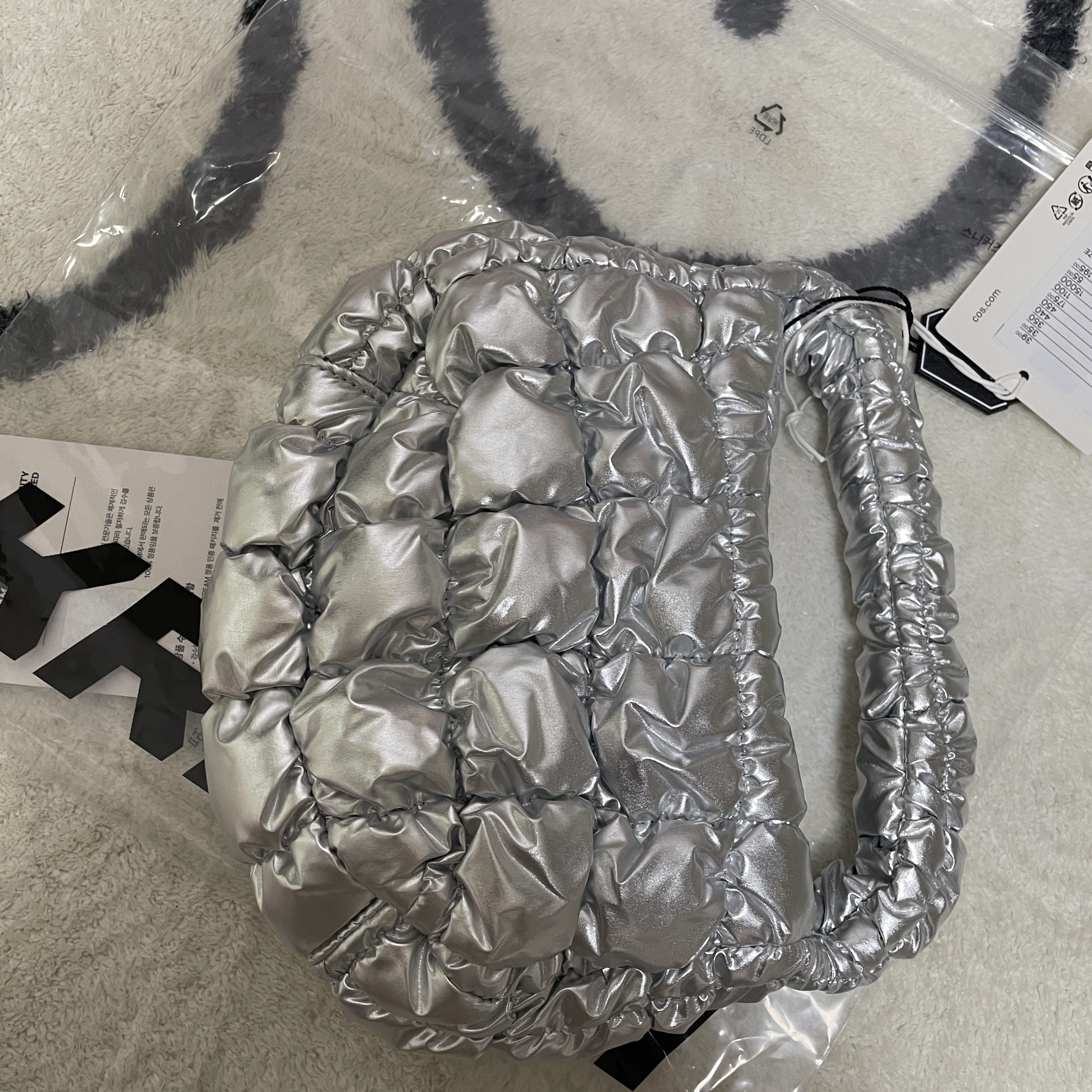 COS Quilted Micro Bag Silver 착용 스타일 - 2
