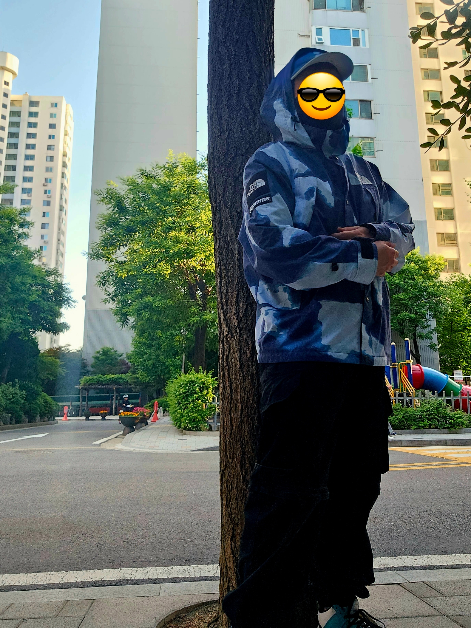 Supreme 2-Tone S Logo 6-Panel Washed Denim - 24SS, Supreme x The North Face Bleached Denim Print Mountain Jacket Indigo - 21FW 착용 스타일 - 2