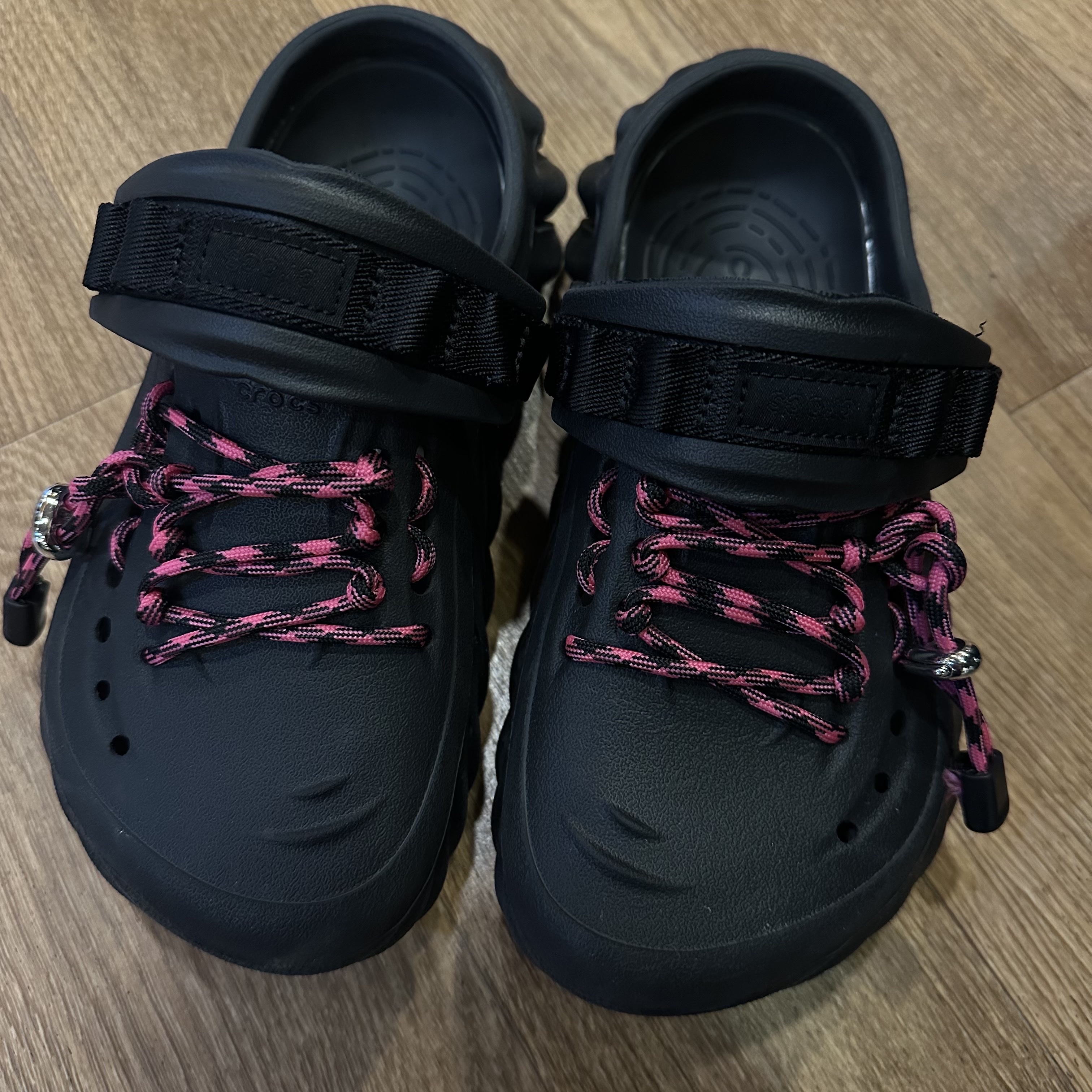 Crocs Echo Clog Black 착용 스타일 - 1