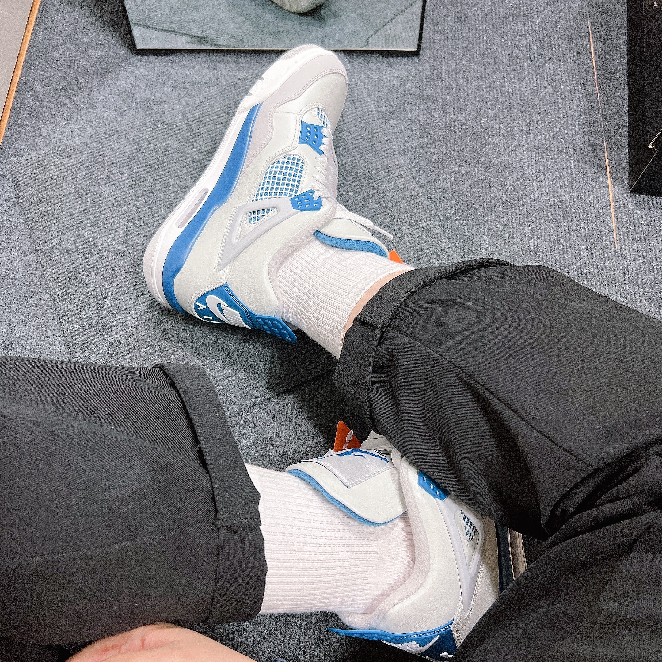 Jordan 4 Retro Industrial Blue 착용 스타일 - 3