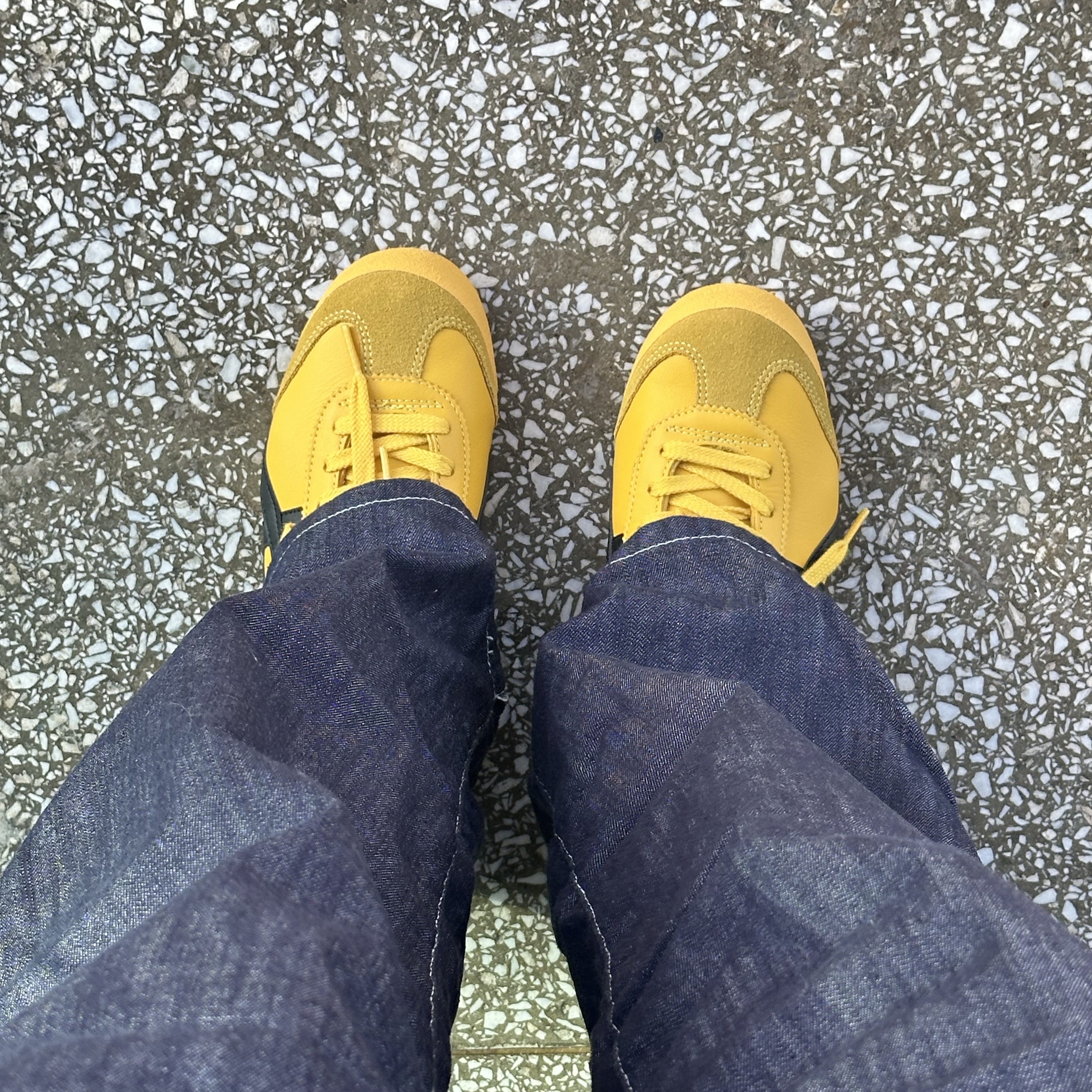 Onitsuka Tiger Mexico 66 Yellow Black 착용 스타일 - 3