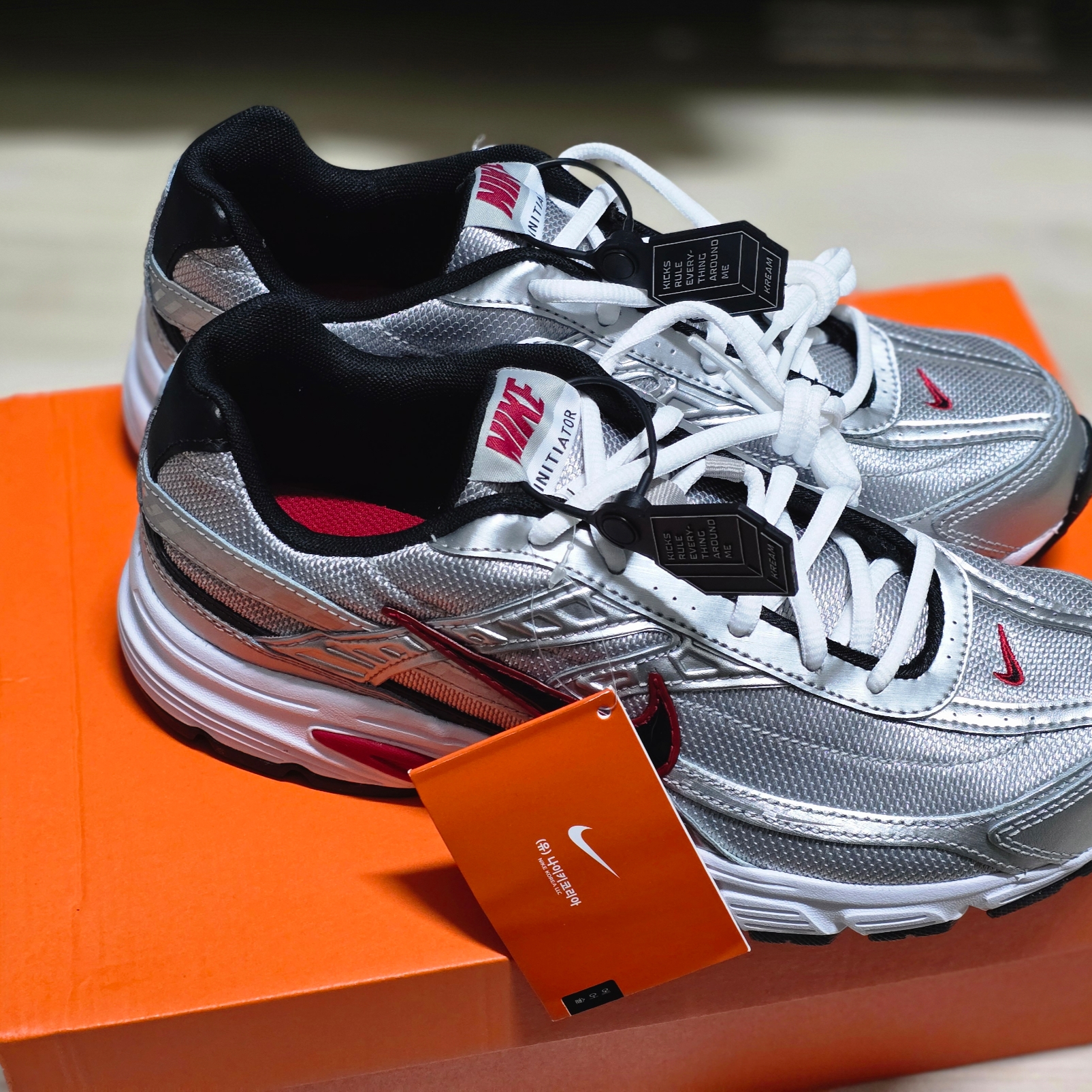 Nike Initiator Metallic Silver Black 착용 스타일 - 2