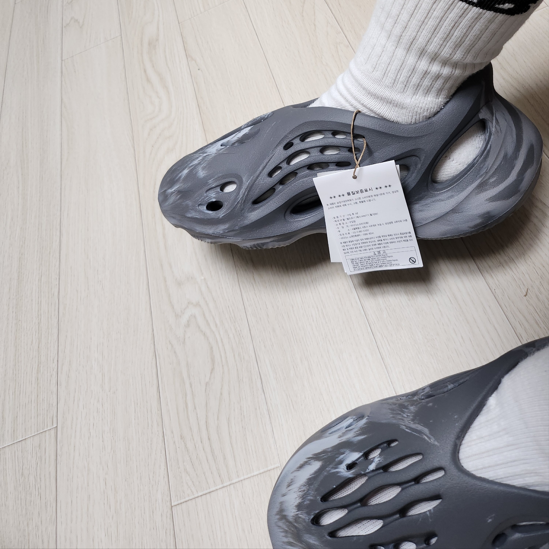 Adidas Yeezy Foam RNNR MX Granite 착용 스타일 - 2