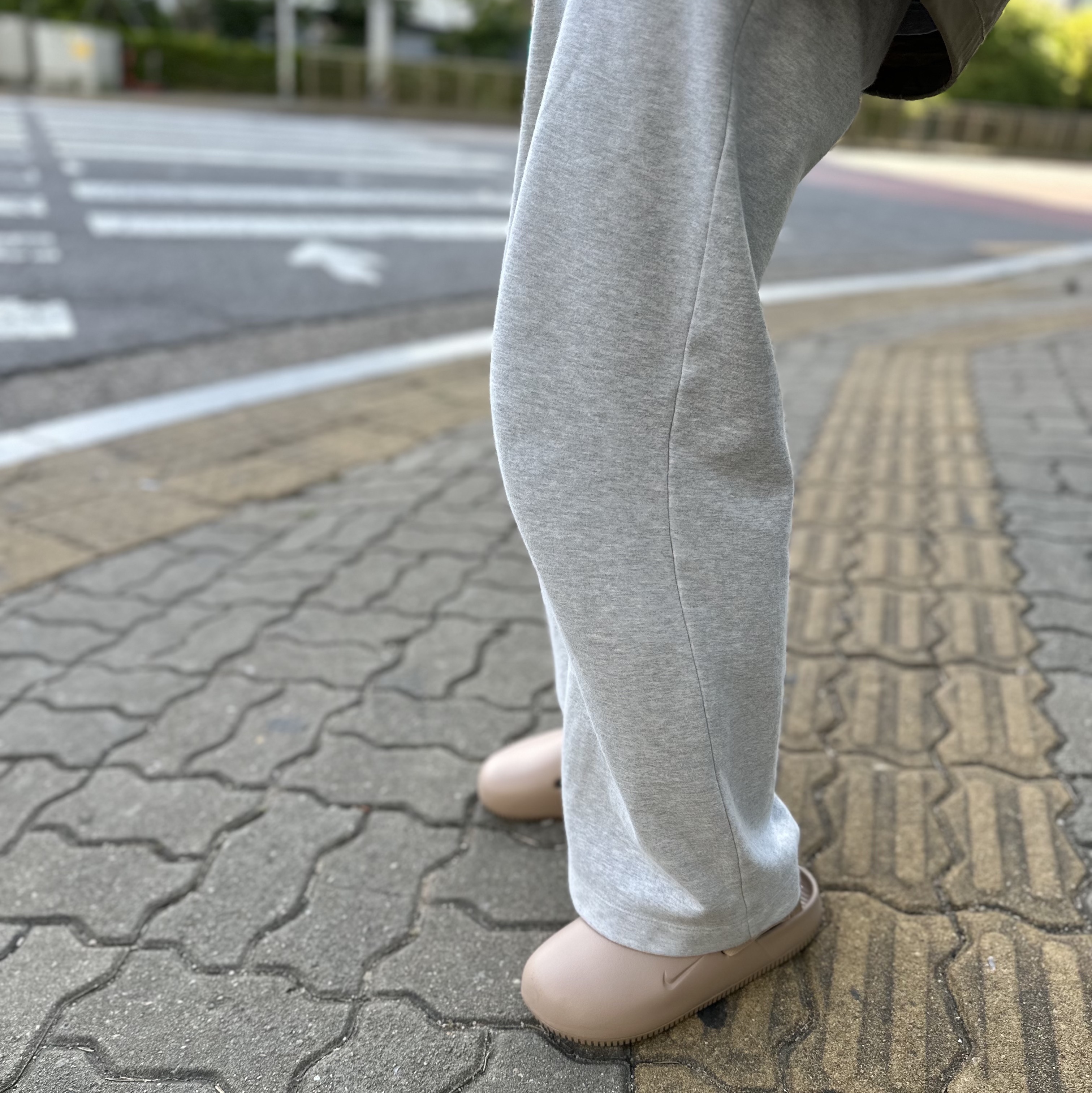 Nike Calm Mule Hemp 착용 스타일