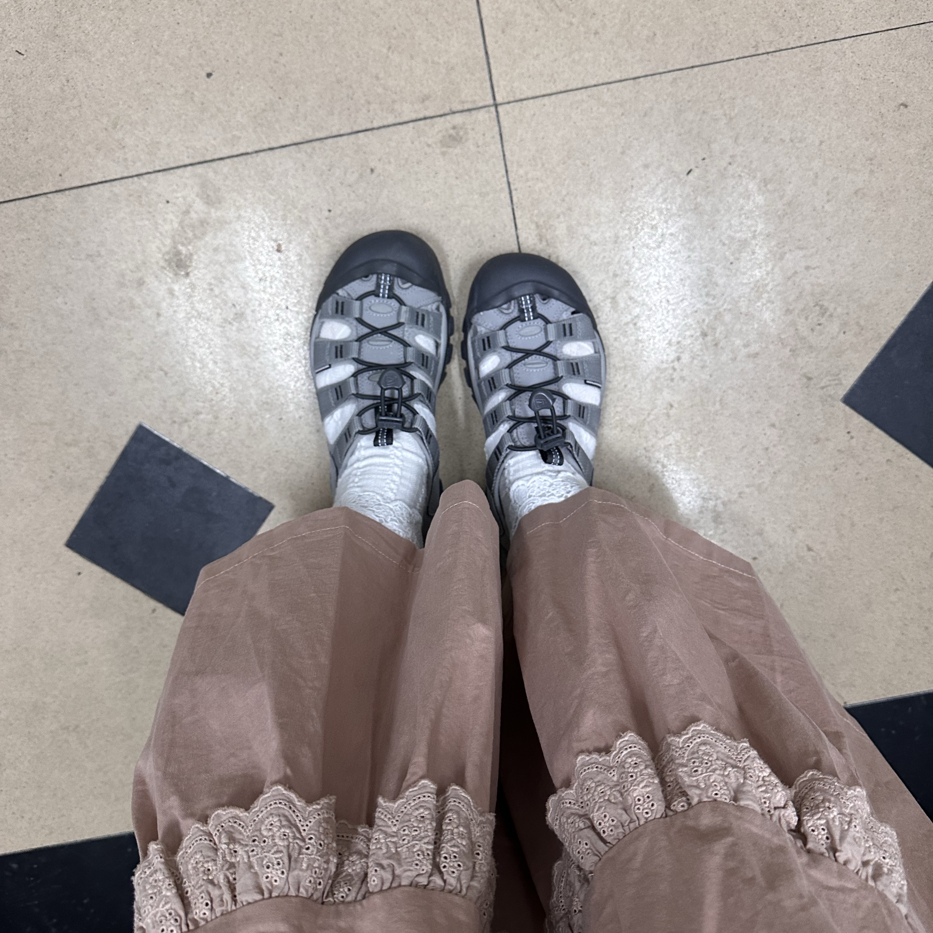 (W) Keen Newport H2 Grey Smoke Blue 착용 스타일