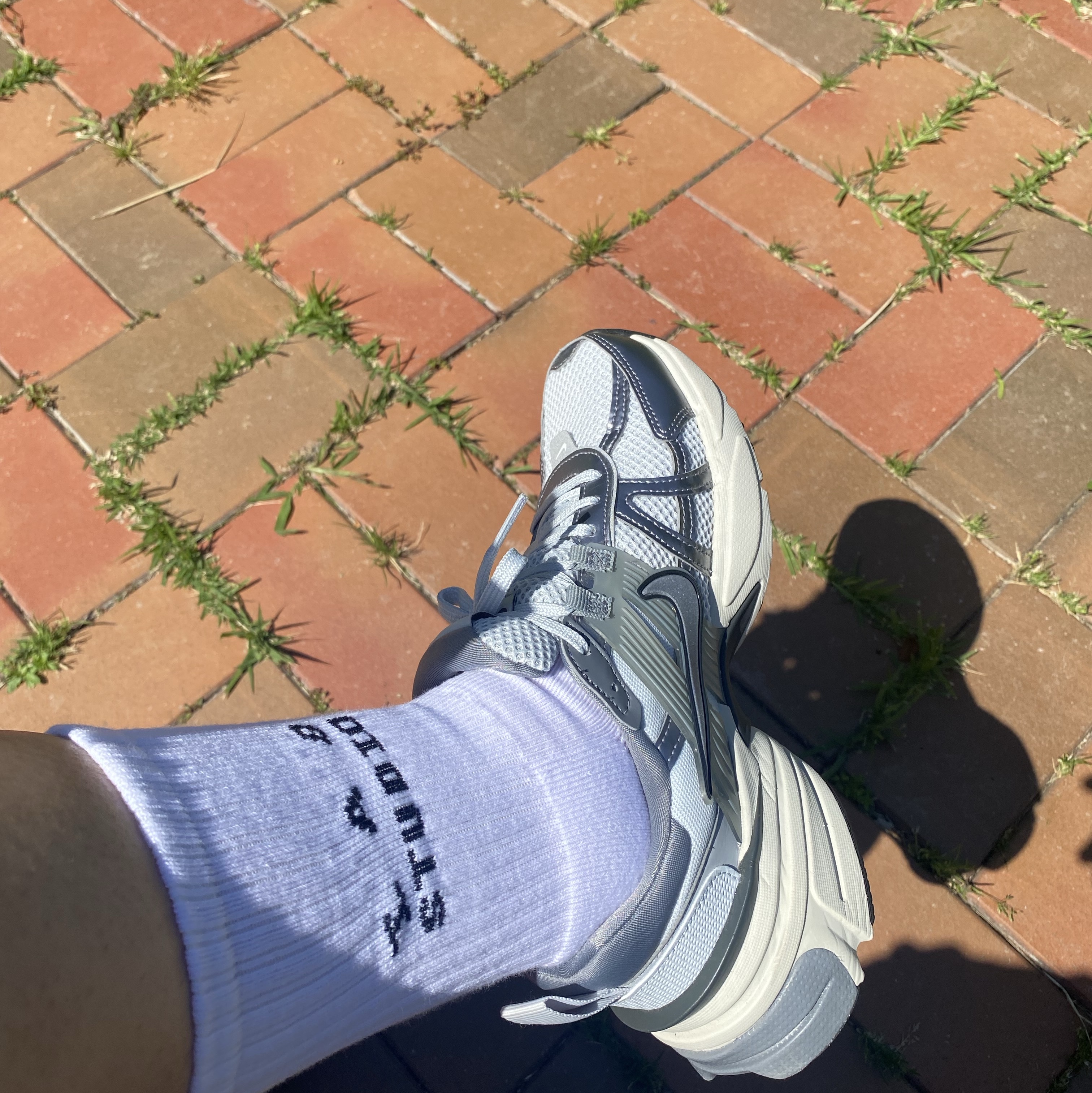 IAB Studio Socks White (5 Pack), Nike V2K Run Pure Platinum Wolf Grey 착용 스타일