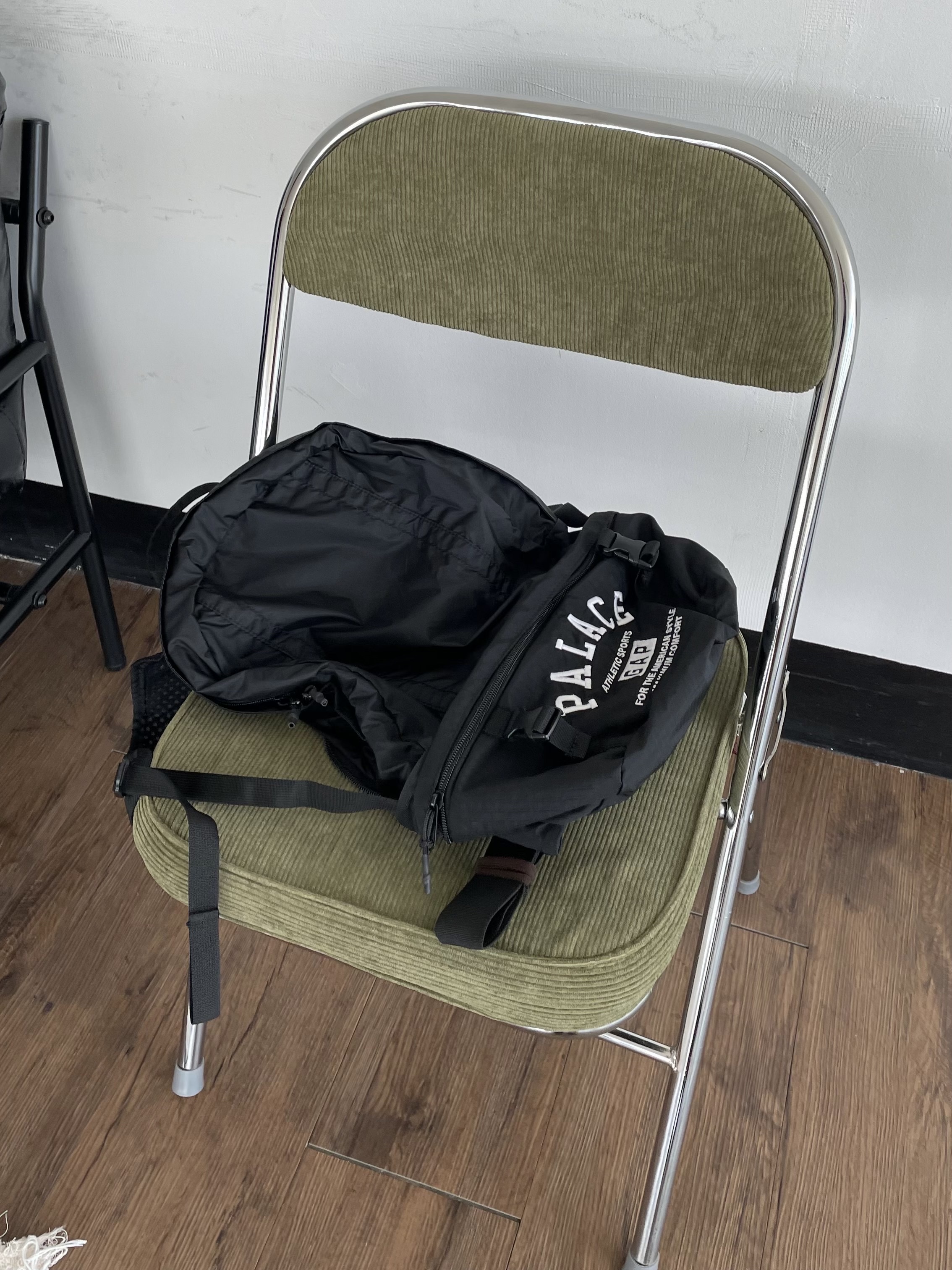 Palace x Gap Backpack Black - 24SS 착용 스타일 - 2