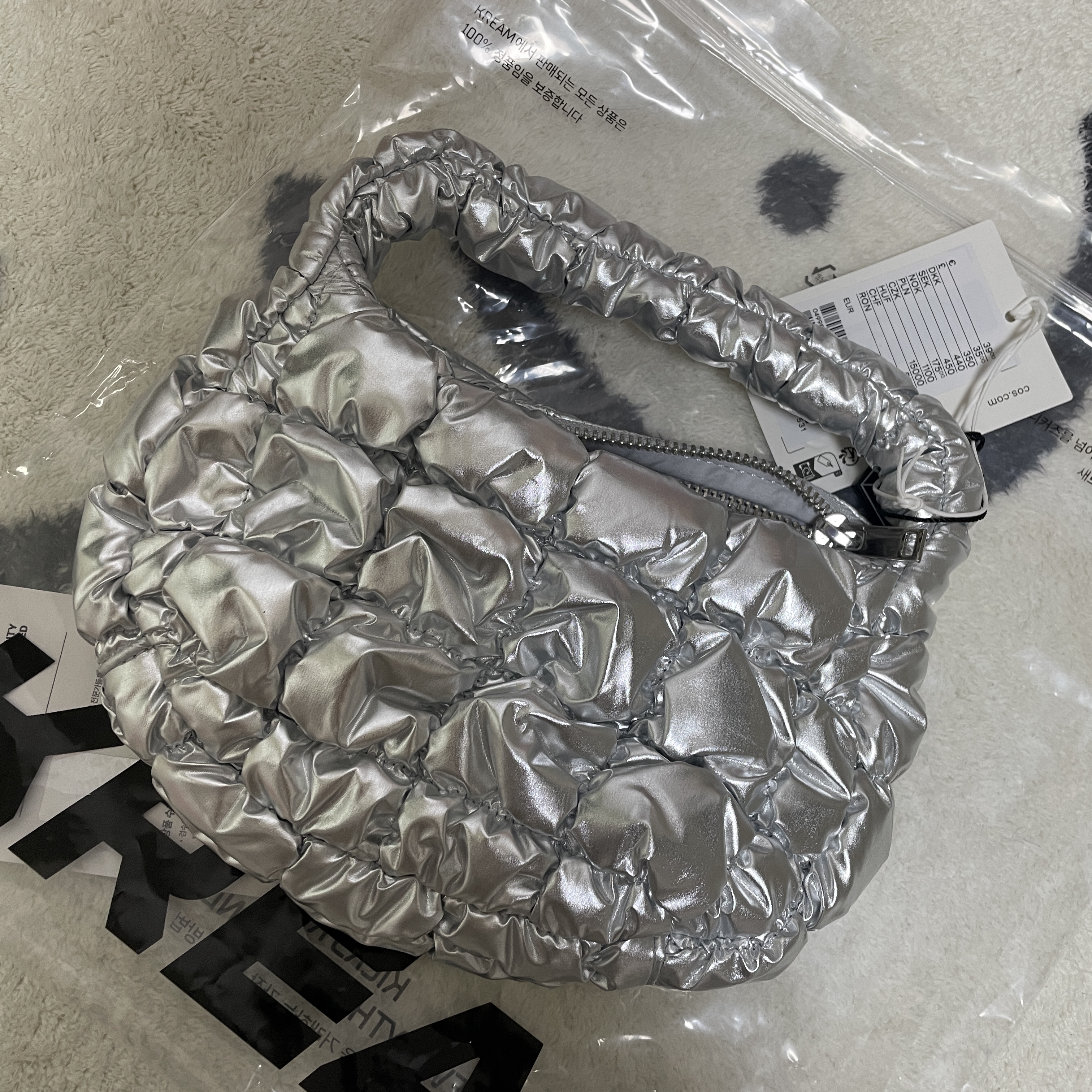 COS Quilted Micro Bag Silver 착용 스타일 - 1
