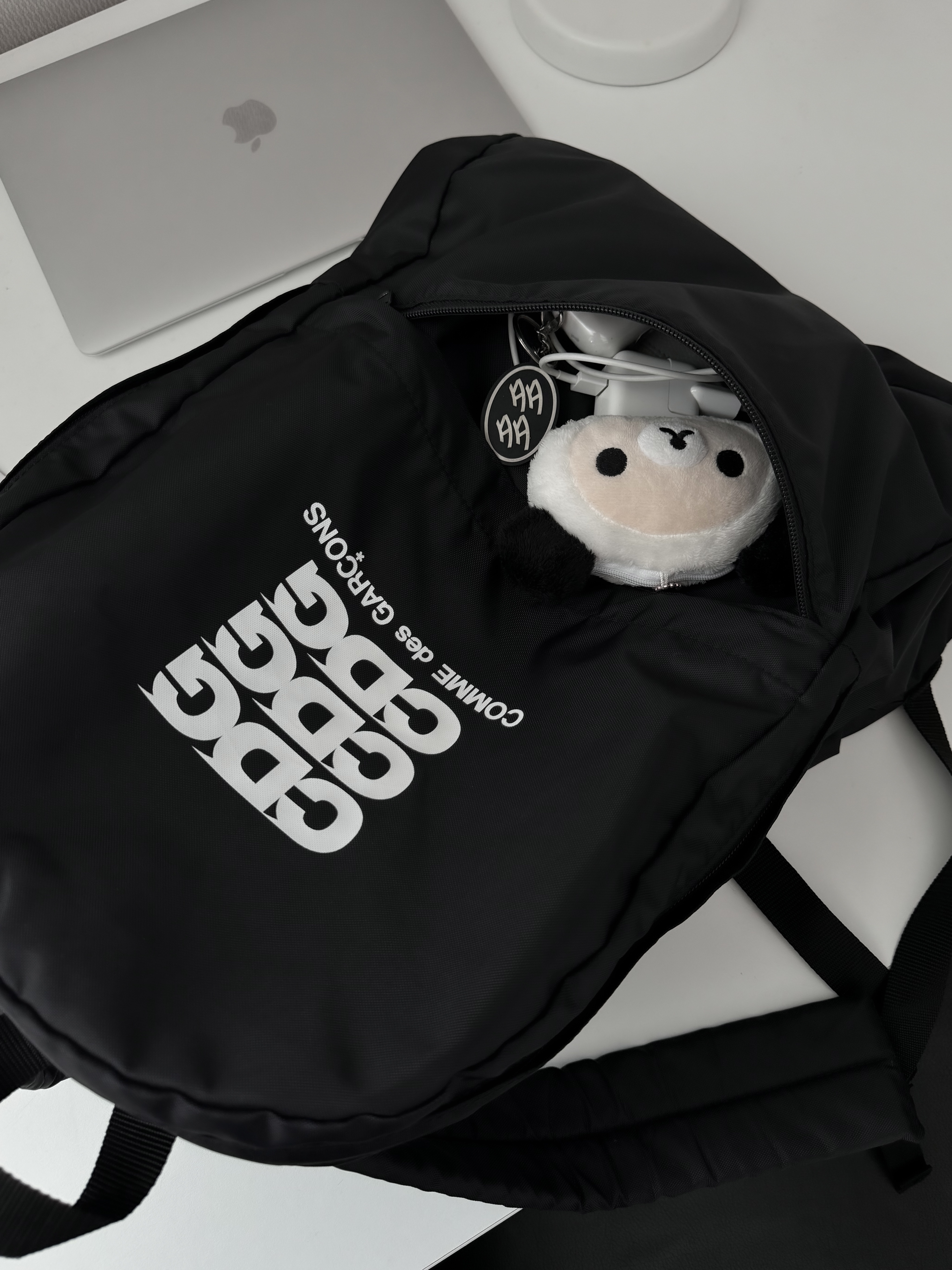 CDG Backpack Black 착용 스타일