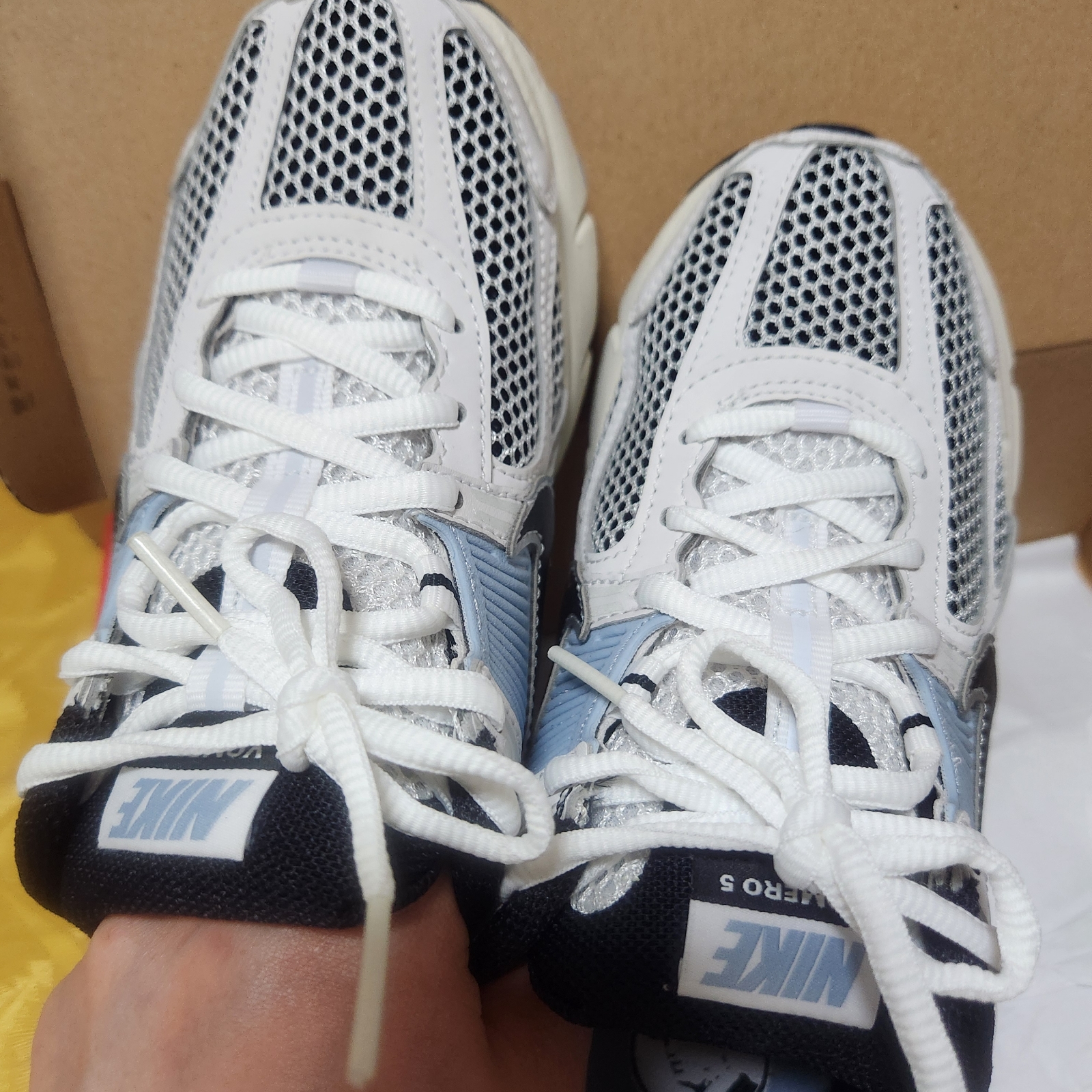 (W) Nike Zoom Vomero 5 Platinum Tint Black 착용 스타일 - 1