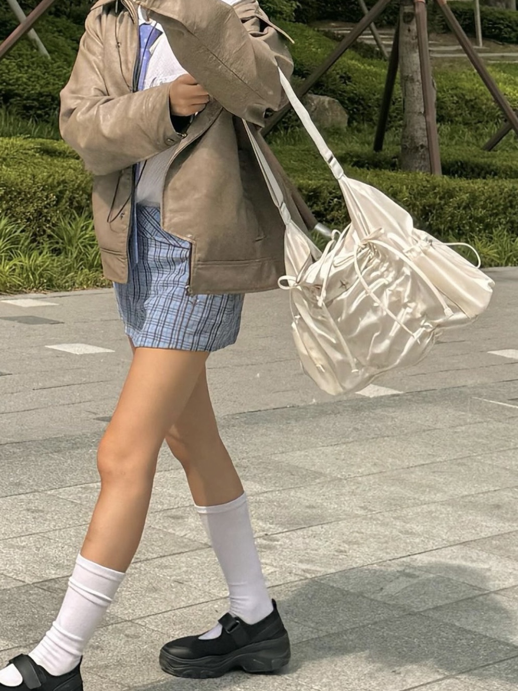 For Appeal String Ribbon Large Hobo Bag Glossy White, For Appeal String Ribbon Large Hobo Bag Silver 착용 스타일