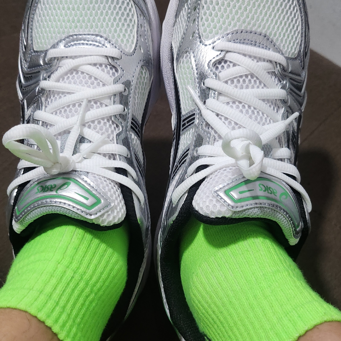 Asics Gel-Kayano 14 White Malachite Green 착용 스타일