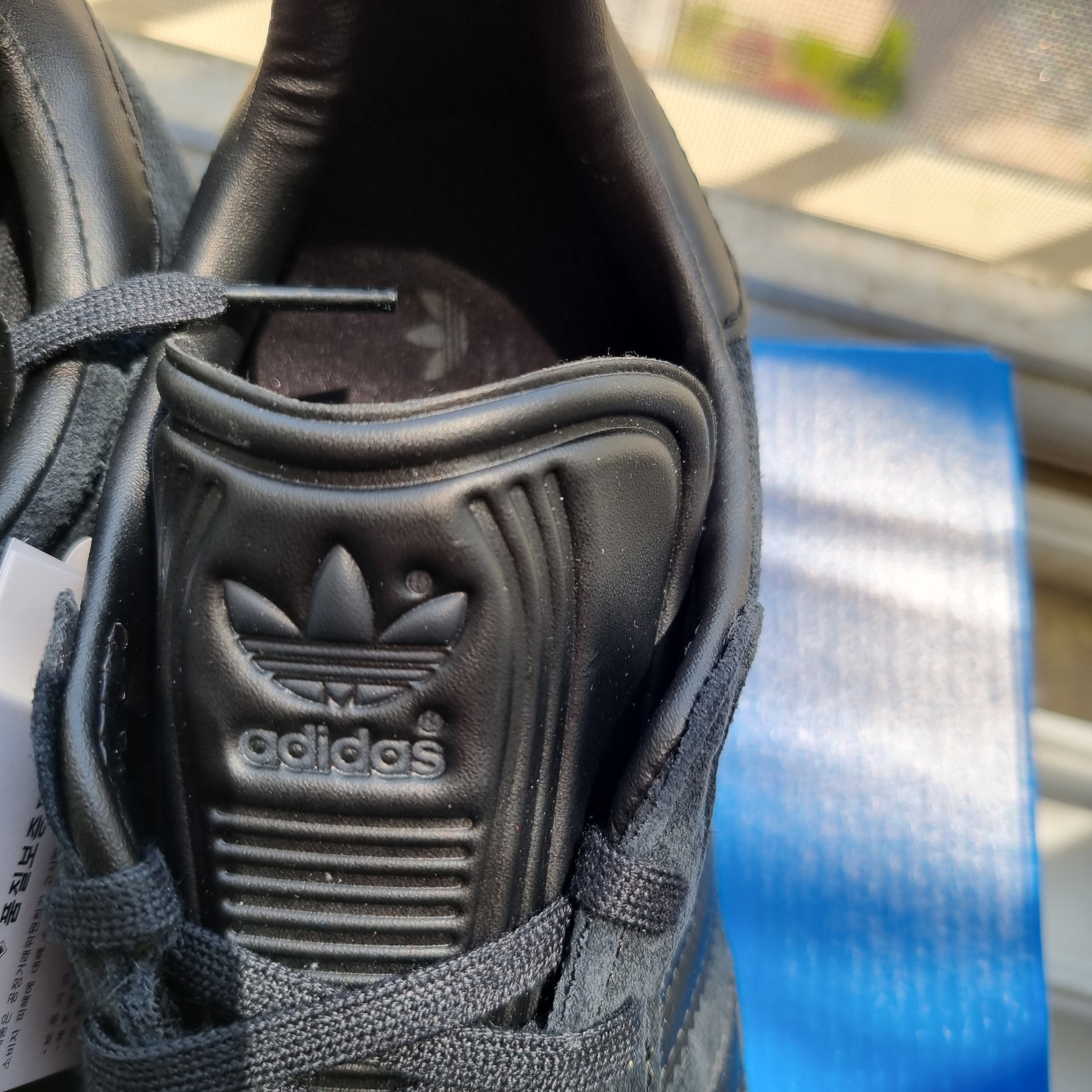 Adidas Gazelle Triple Black 착용 스타일 - 5