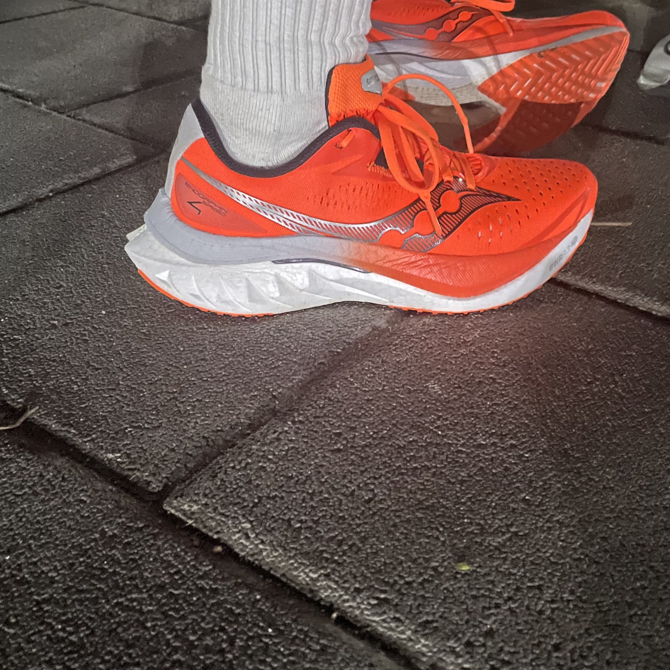 Saucony Endorphin Speed 4 Viziorange 착용 스타일 - 1
