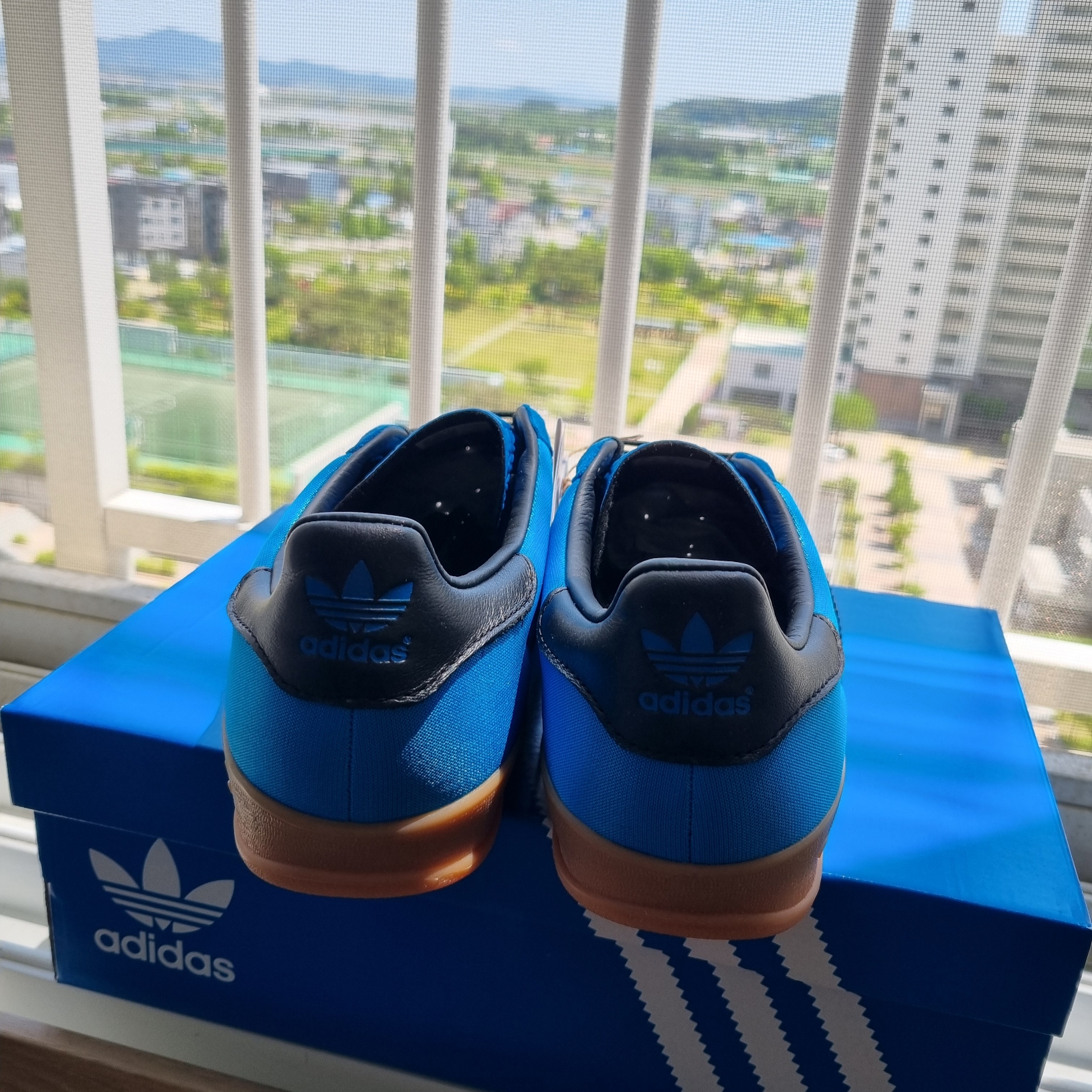 Adidas Gazelle Indoor Bright Blue Core Black 착용 스타일 - 3