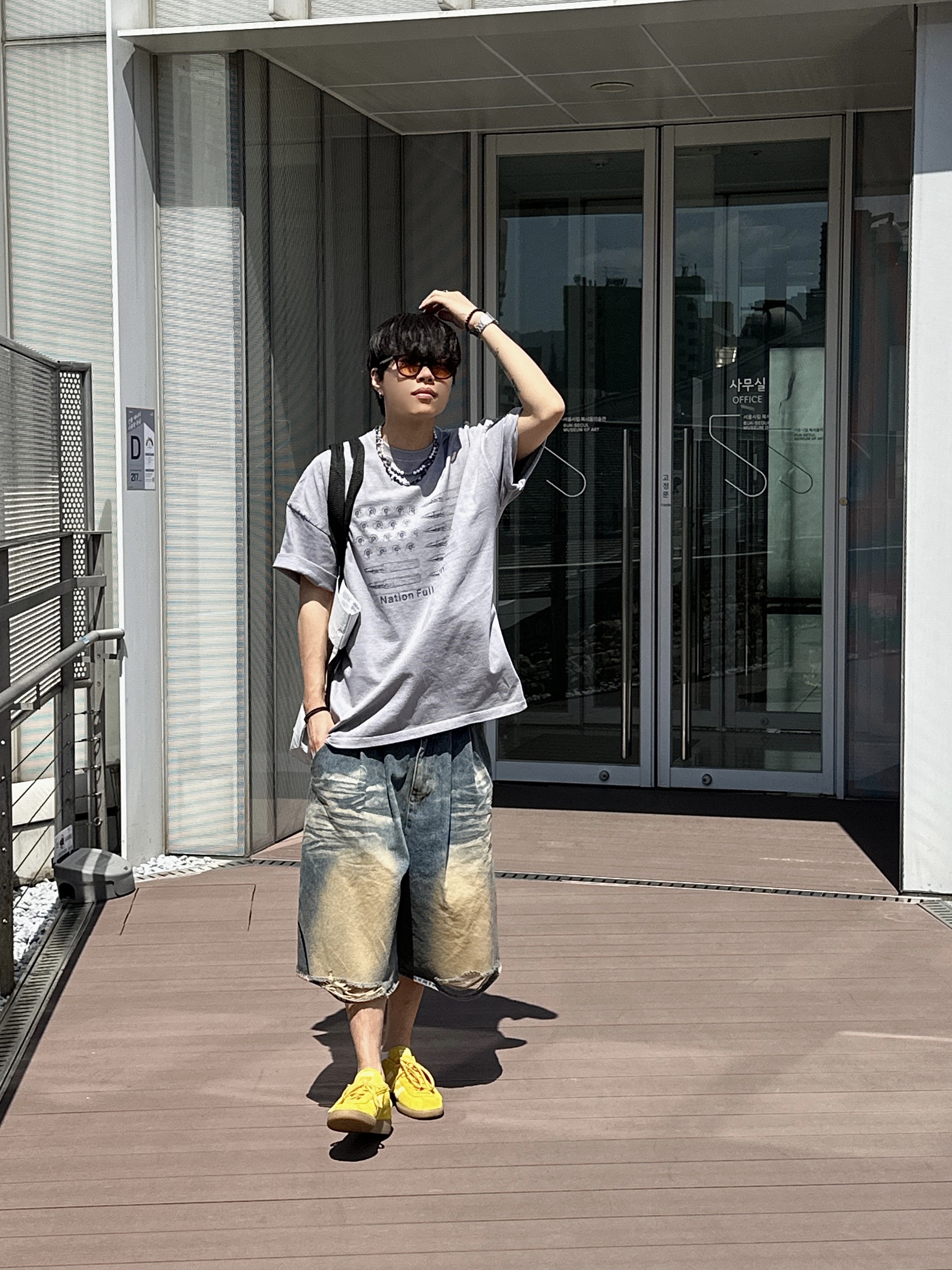 Adidas Bermuda Bold Gold 착용 스타일 - 1