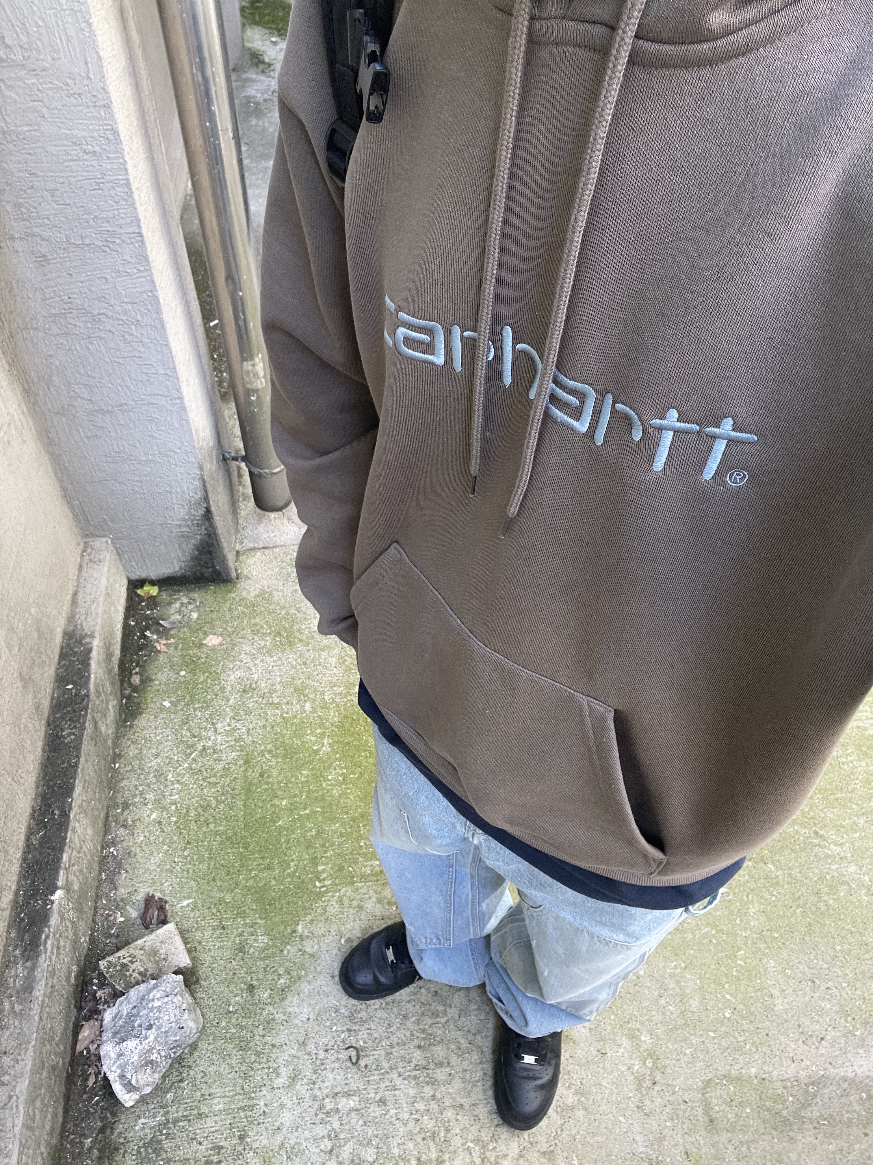 Carhartt WIP Hooded Carhartt Sweatshirt Branch Rattan, Nike Air Force 1 '07 Low Triple Black 착용 스타일 - 1