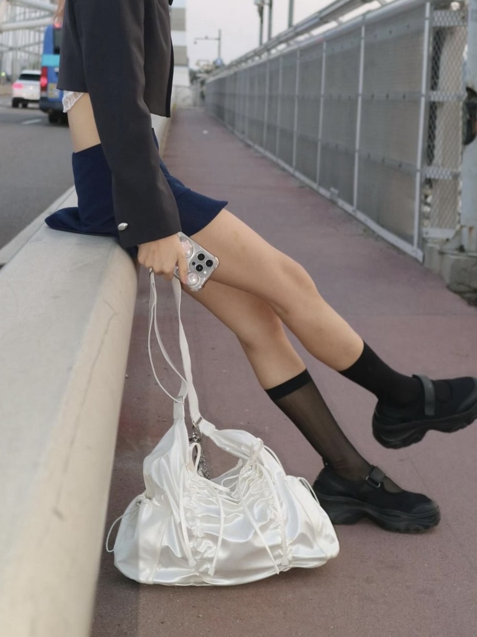 For Appeal String Ribbon Large Hobo Bag Glossy White, For Appeal String Ribbon Large Hobo Bag Glossy Black 착용 스타일