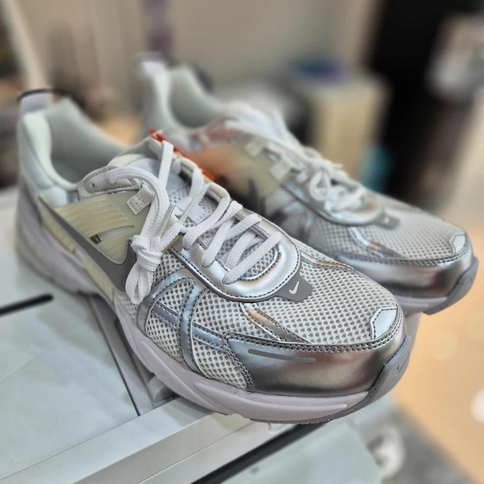 Nike V2K Run Metallic Silver White 착용 스타일 - 1