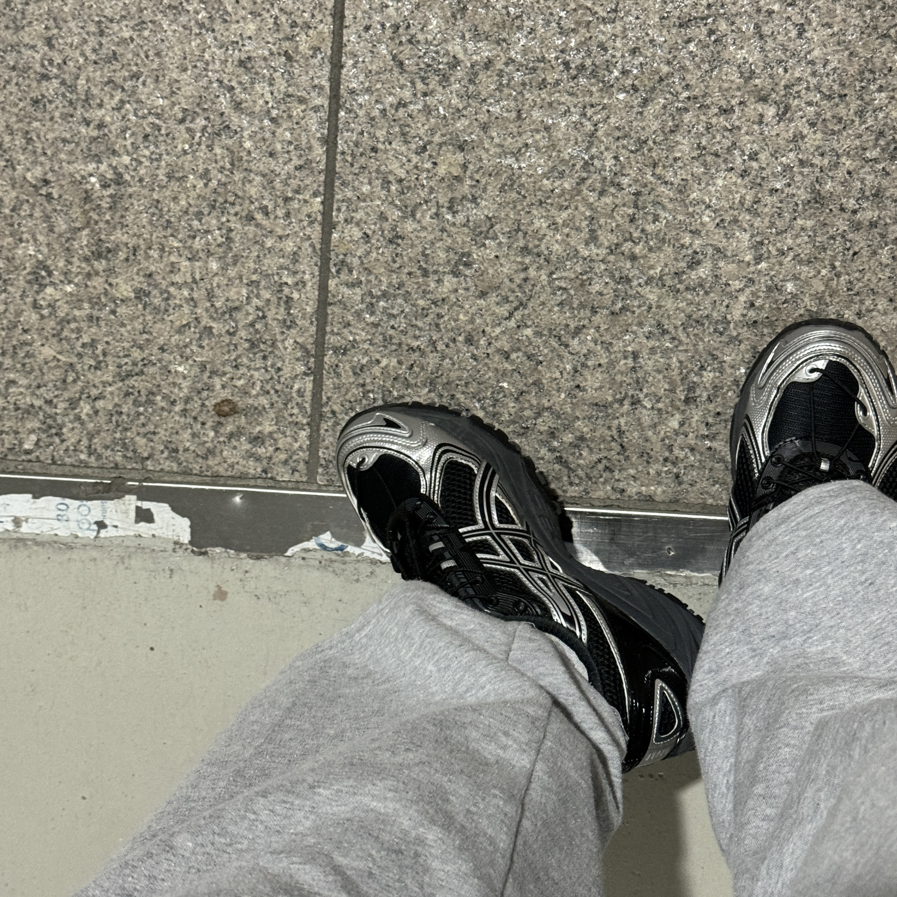 Asics Gel-Kahana TR V4 Carbon Black 착용 스타일 - 1