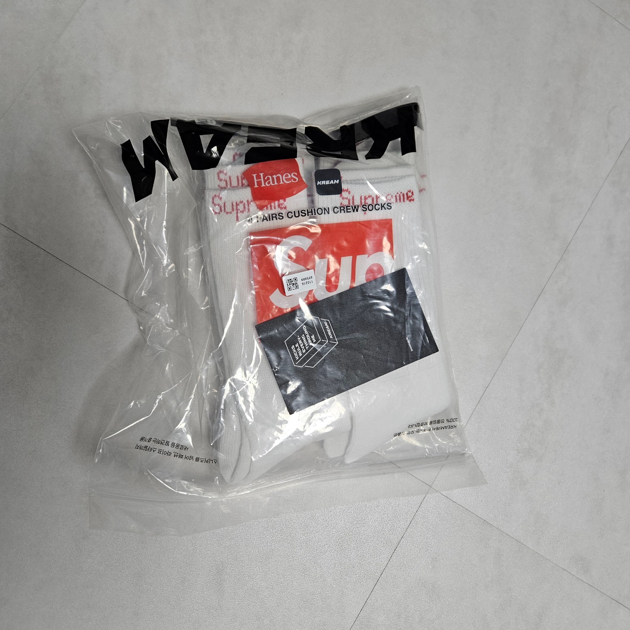 Supreme Hanes Crew Socks White (4 Pack) 착용 스타일