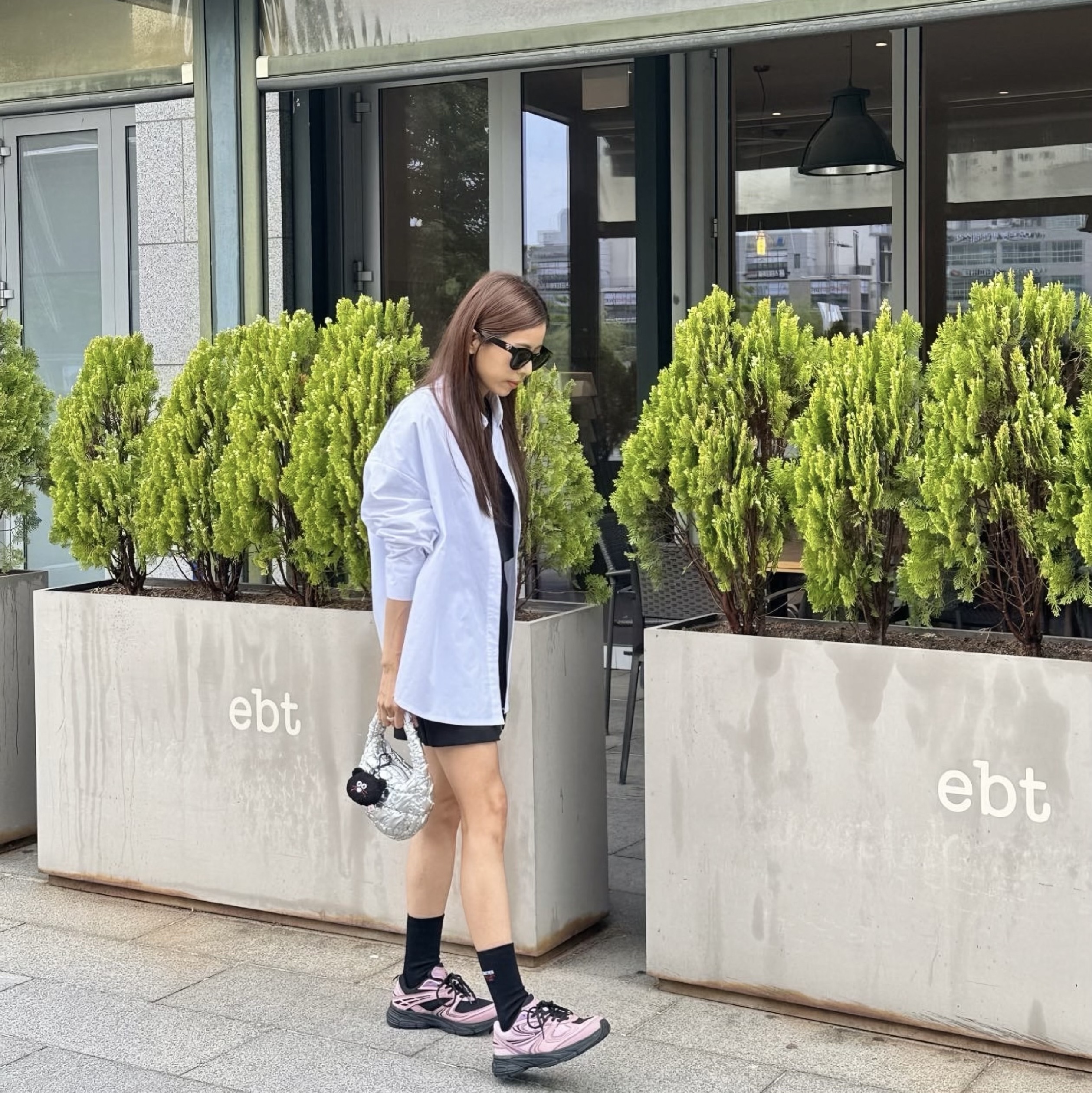 Fila Interun Pink Black, COS Quilted Micro Bag Silver 착용 스타일 - 2