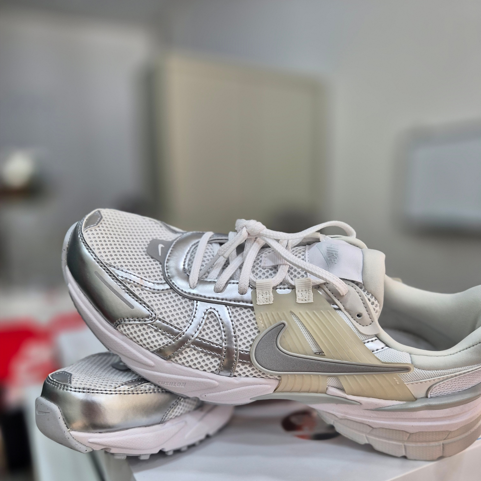 Nike V2K Run Metallic Silver White 착용 스타일 - 2