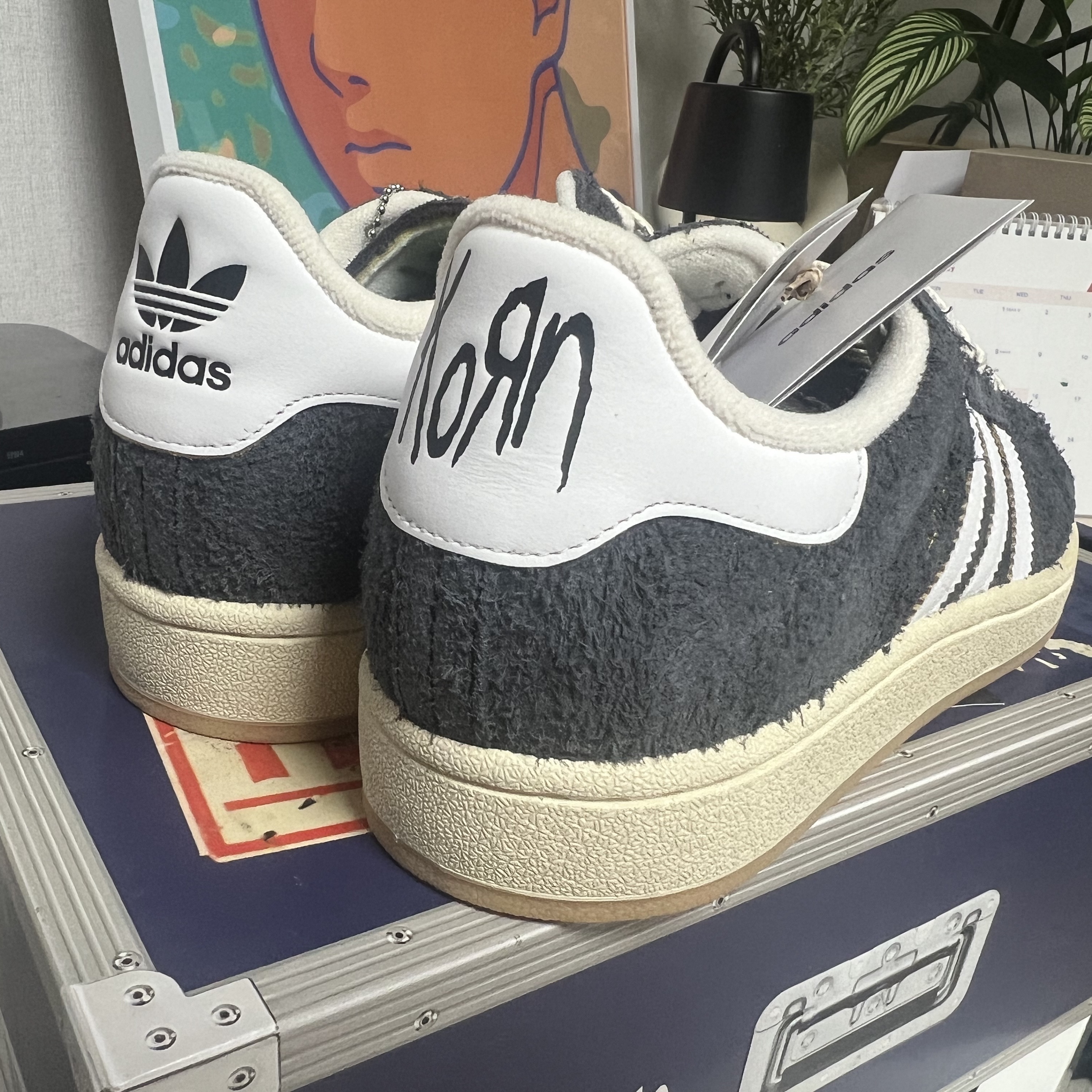 Adidas x KoRn Campus 2.0 Carbon Cloud White 착용 스타일 - 3